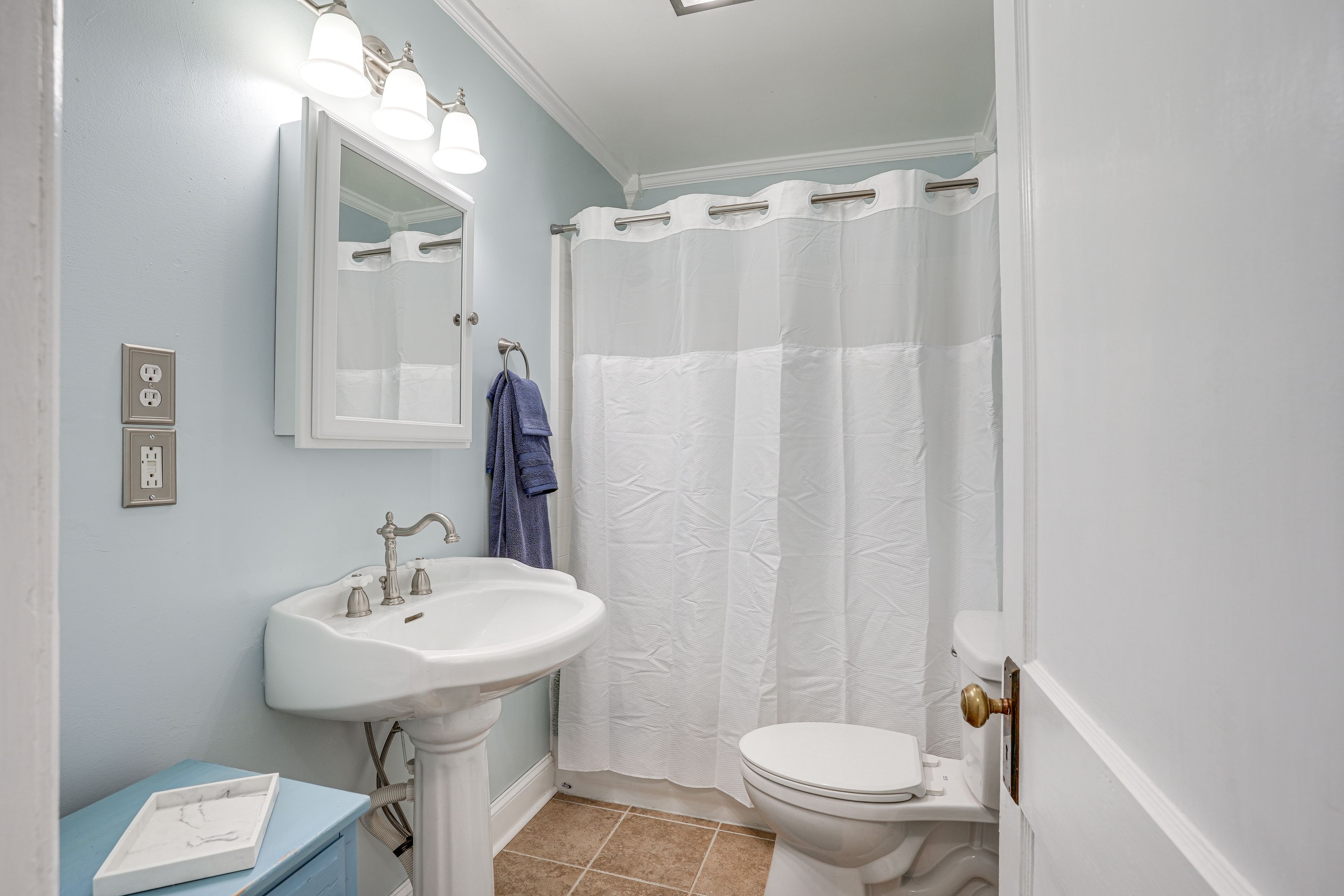 Full Bathroom | Complimentary Toiletries
