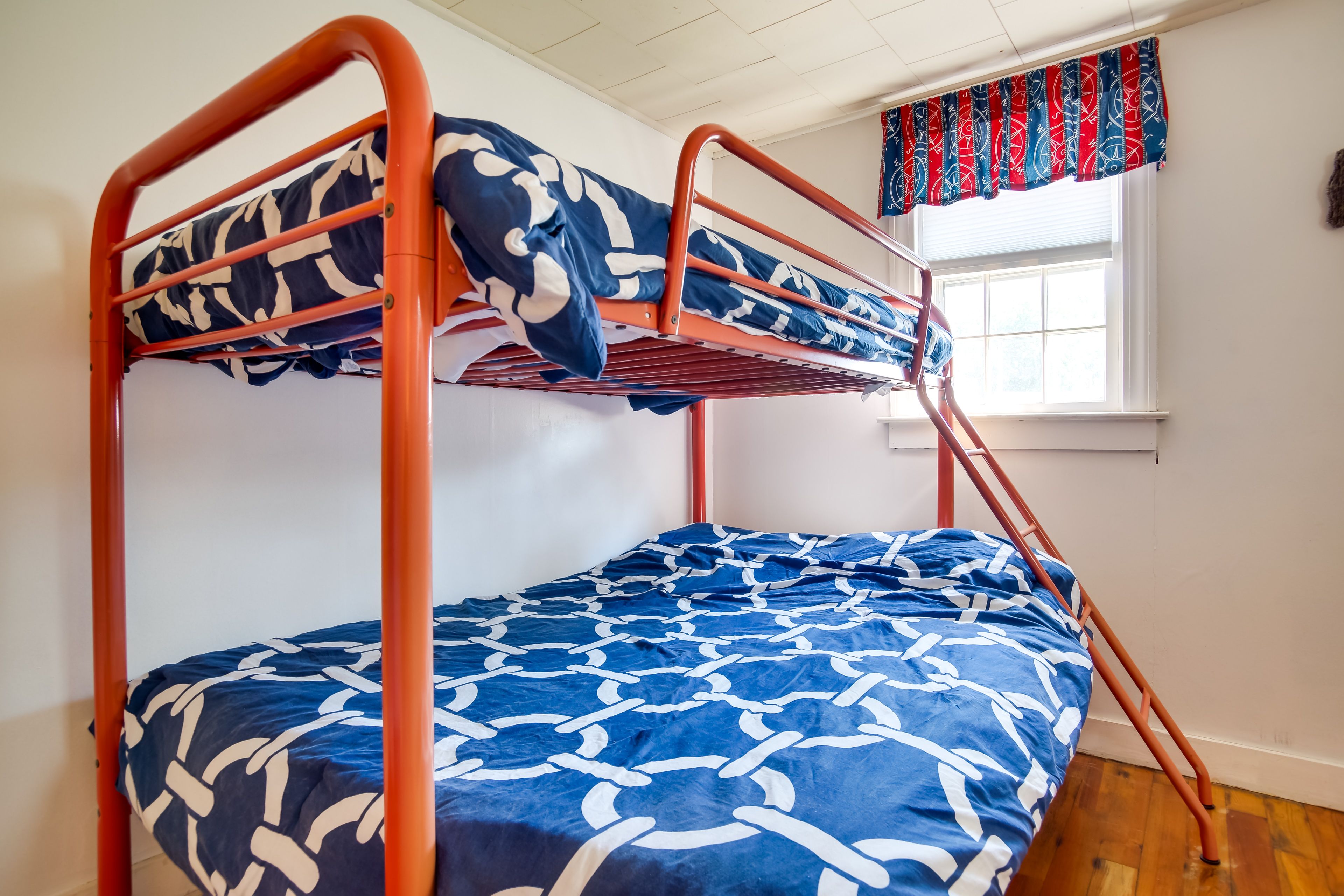 Bedroom 4 | Twin/Full Bunk Bed