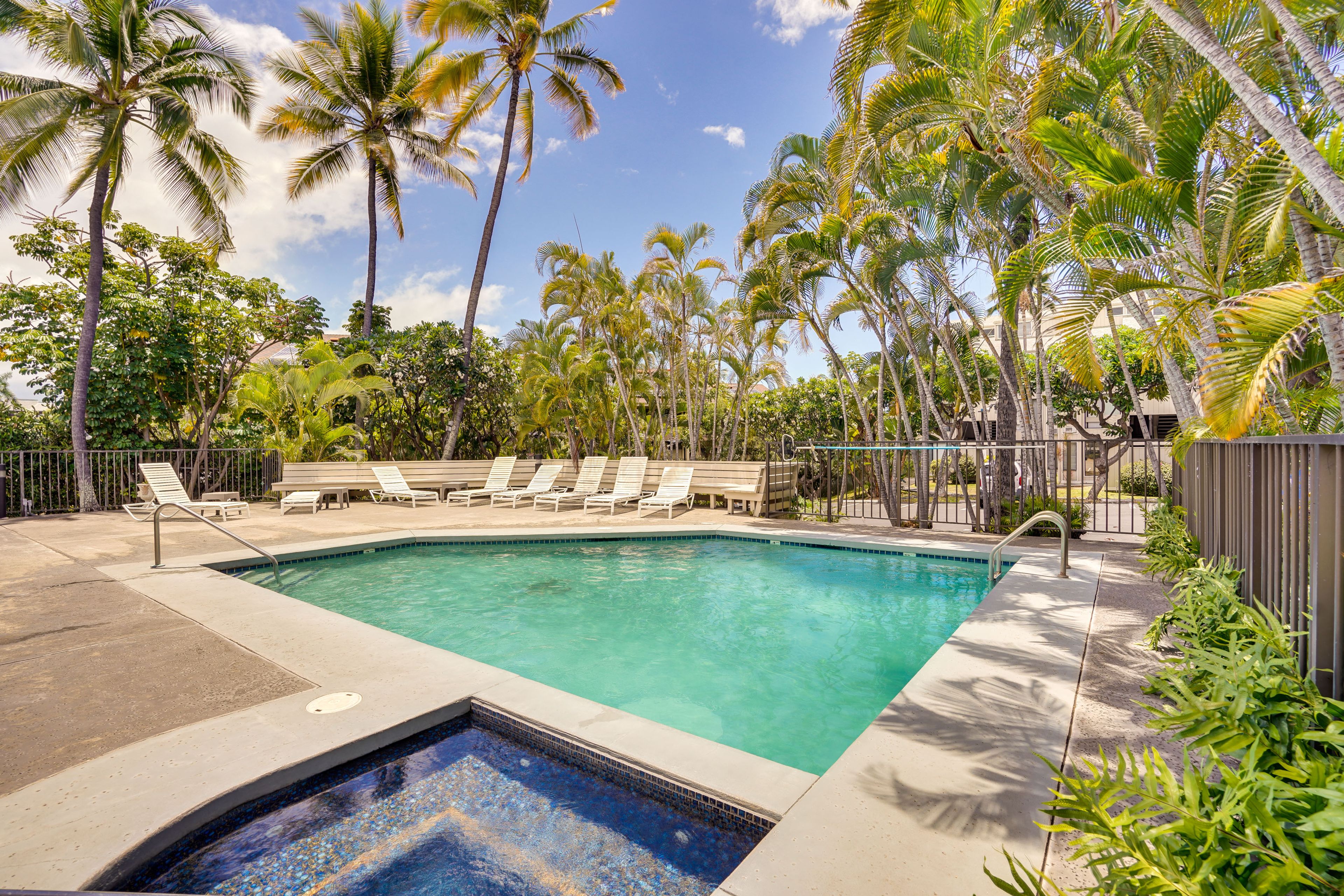 Kailua Bay Resort Amenities | Pool & Hot Tub | Gas Grills | Loungers