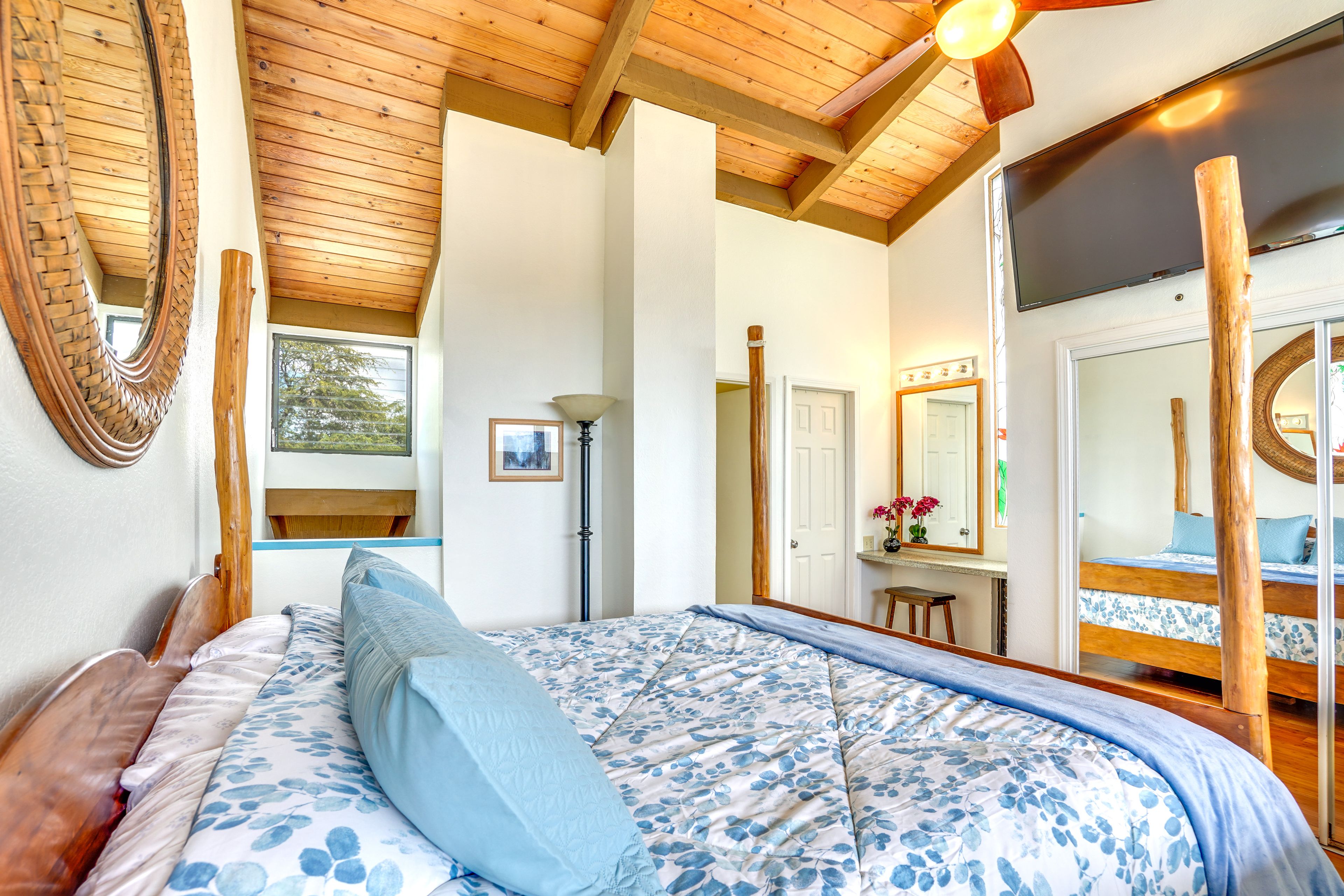 Bedroom 2 (Loft) | King Bed | En-Suite Bathroom | 2nd Floor