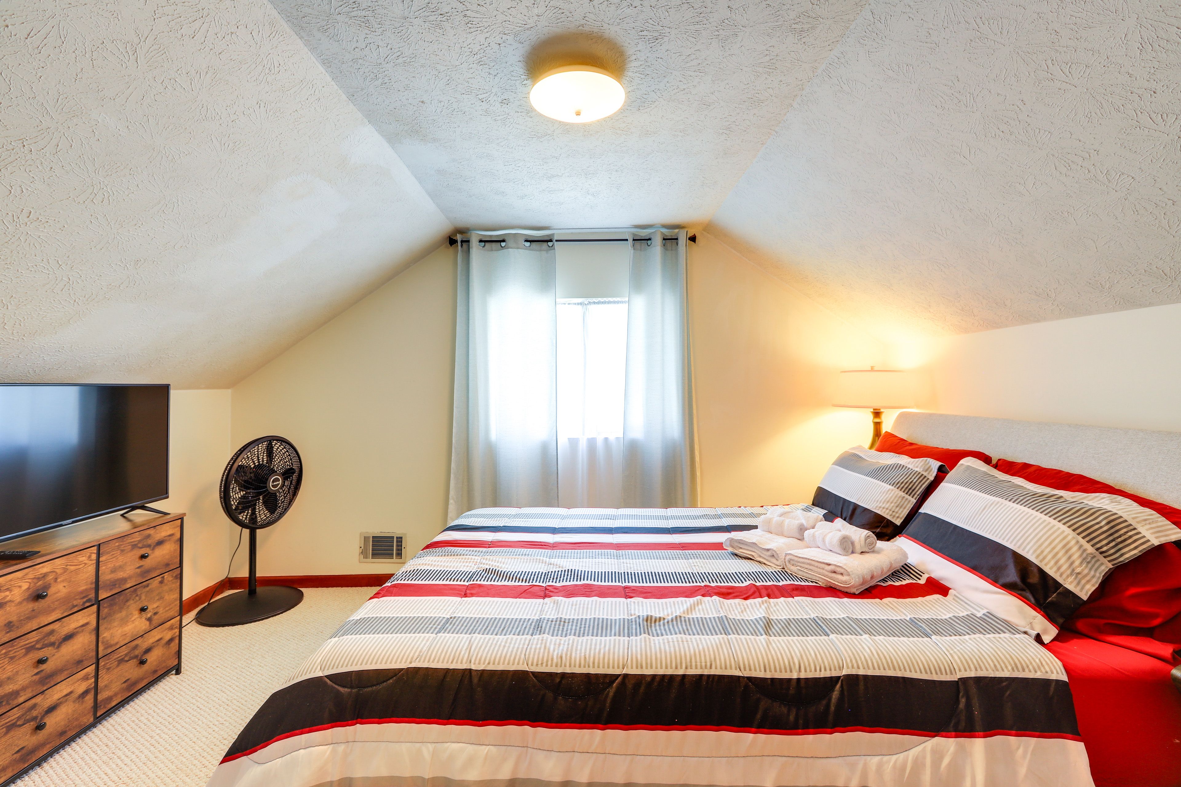 Bedroom 1 | Queen Bed | Desk | 1st Floor