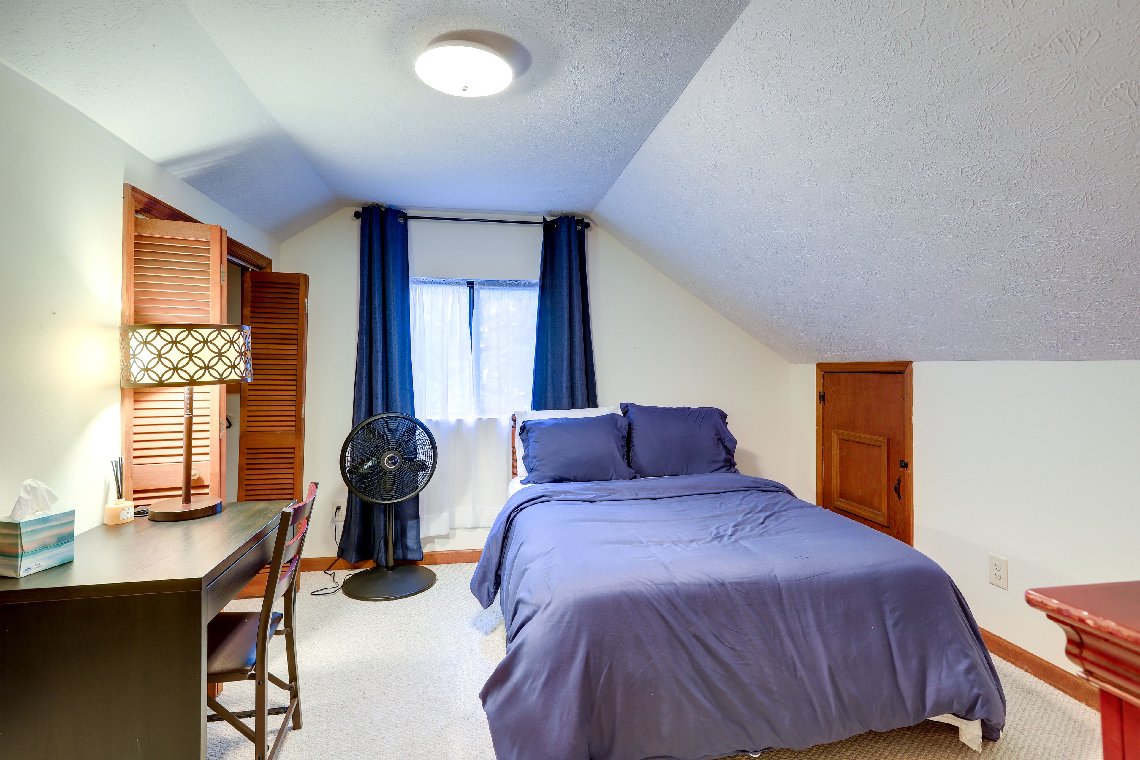 Bedroom 2 | Queen Bed | 1st Floor