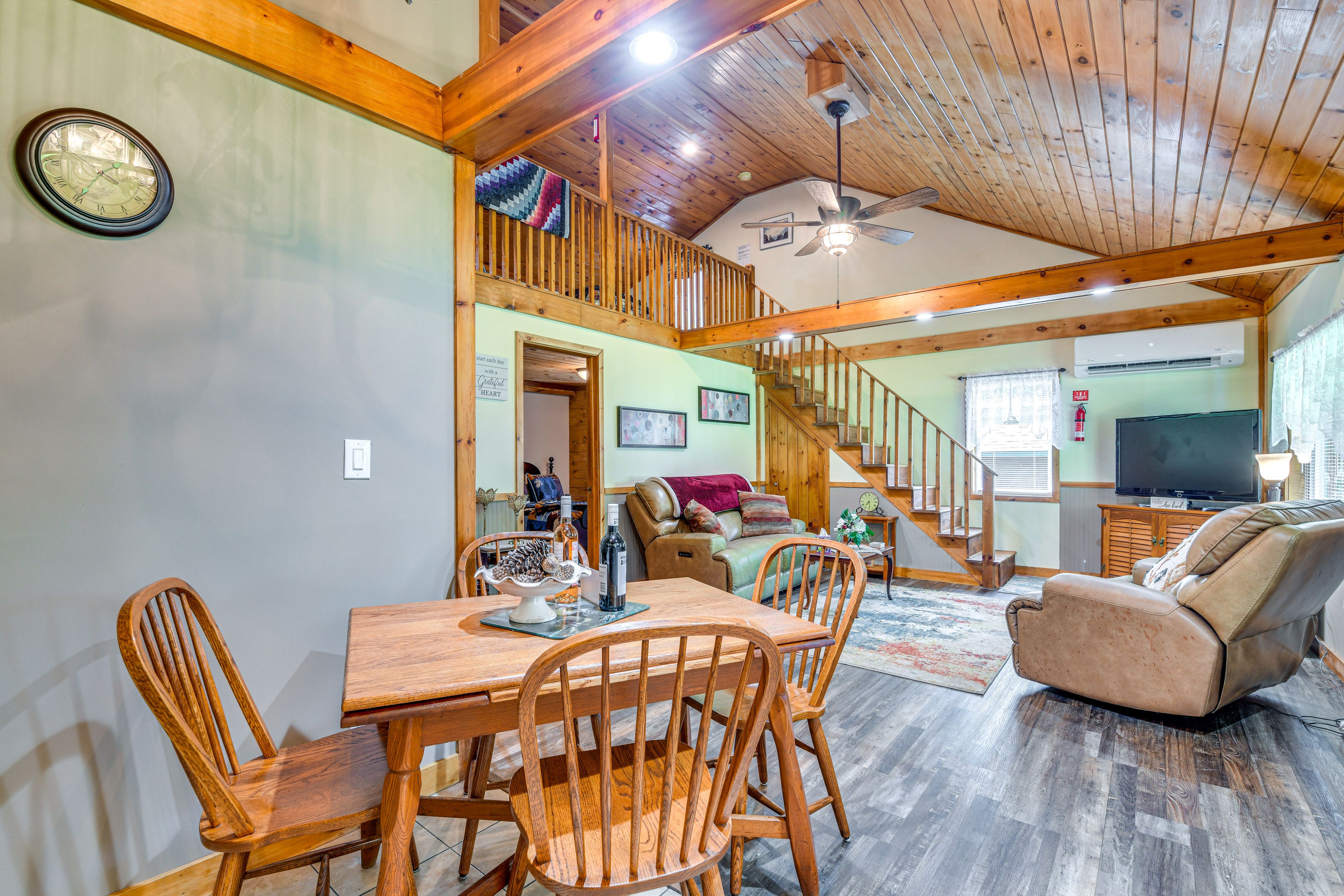 Dining Area | Dishware/Flatware Provided | 1st Floor