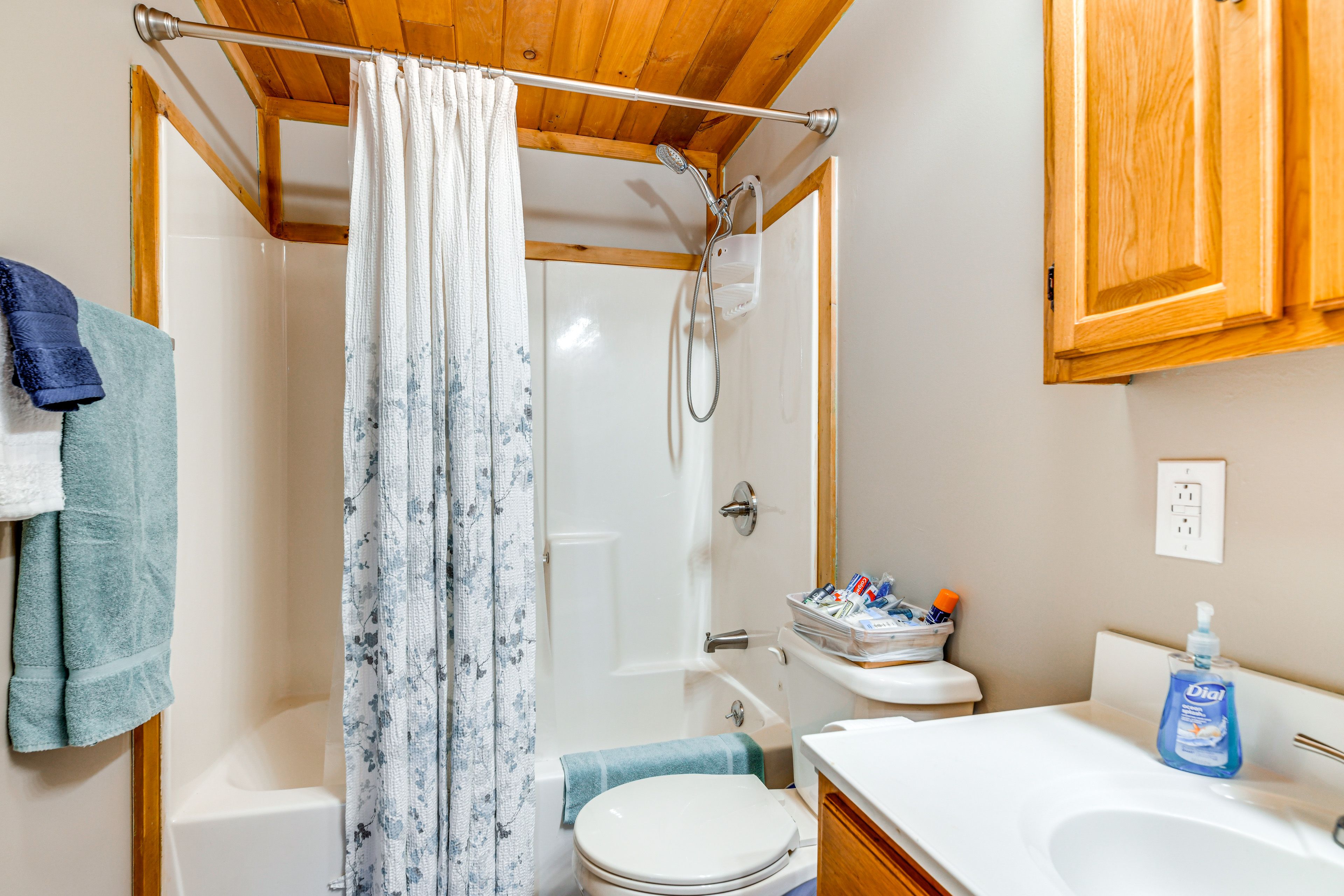 Full Bathroom | Complimentary Toiletries | Towels Provided | 1st Floor