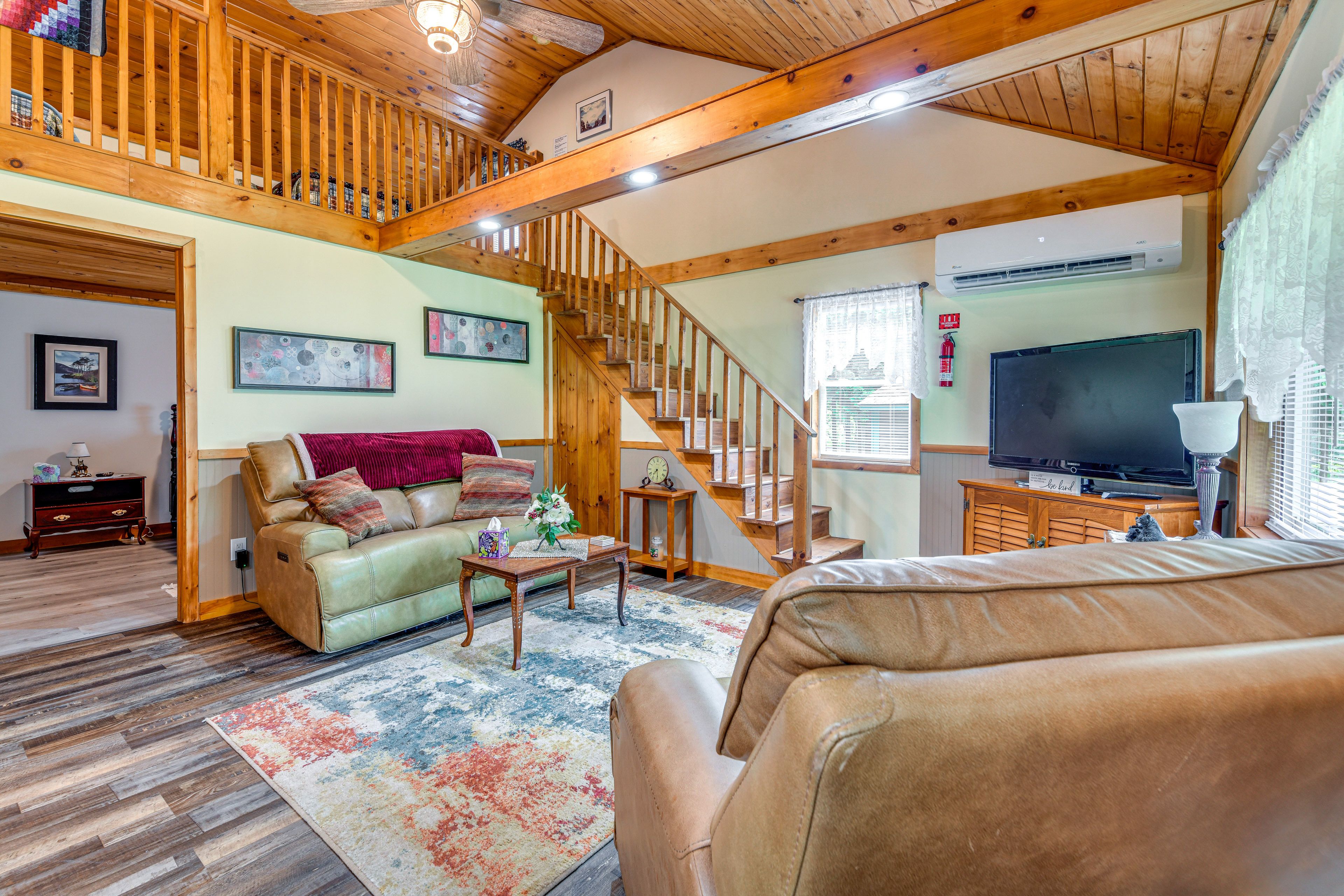 Living Room | Smart TV | Central Air Conditioning/Heat | Free WiFi