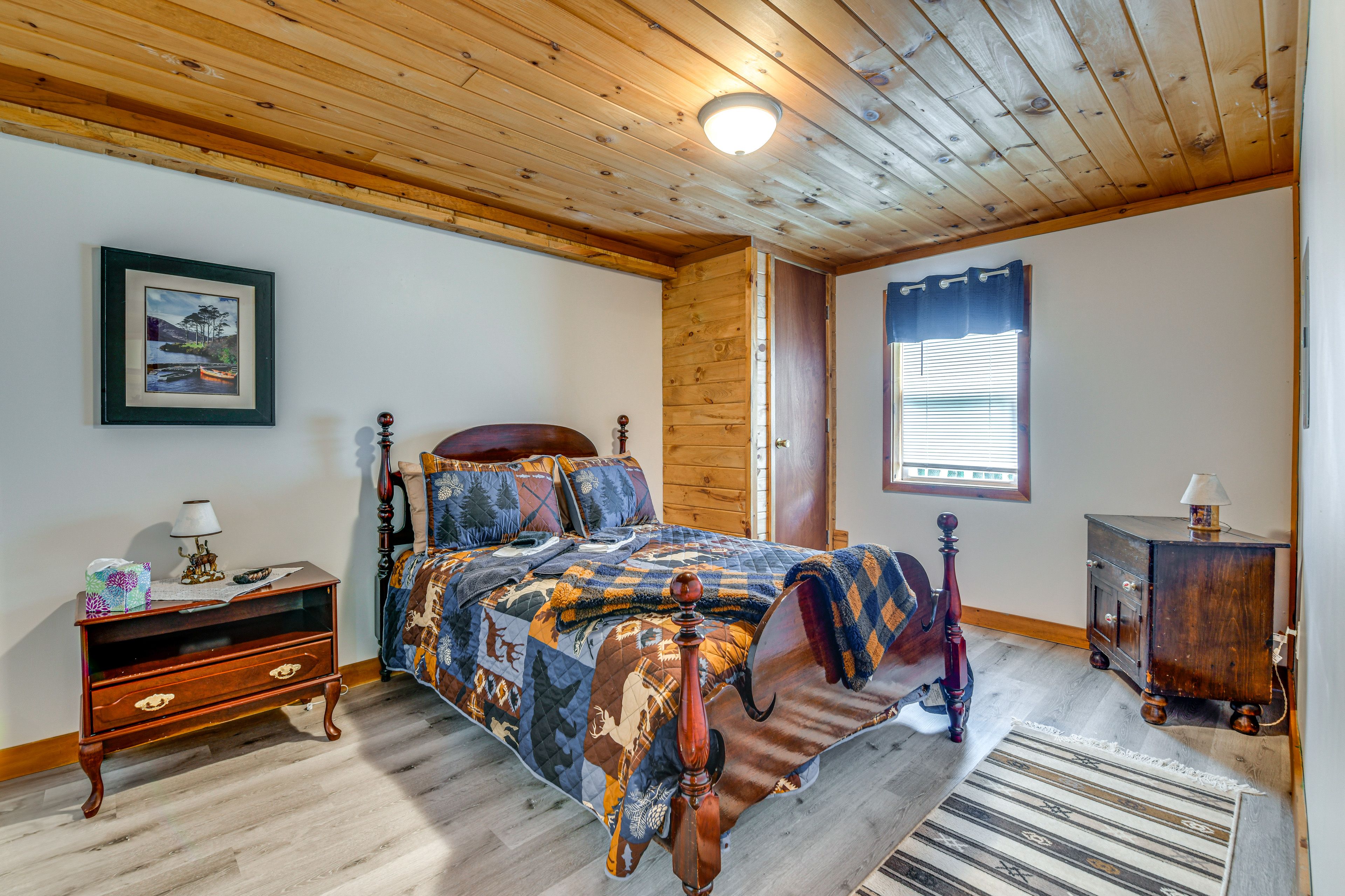 Bedroom 1 | Queen Bed | 1st Floor