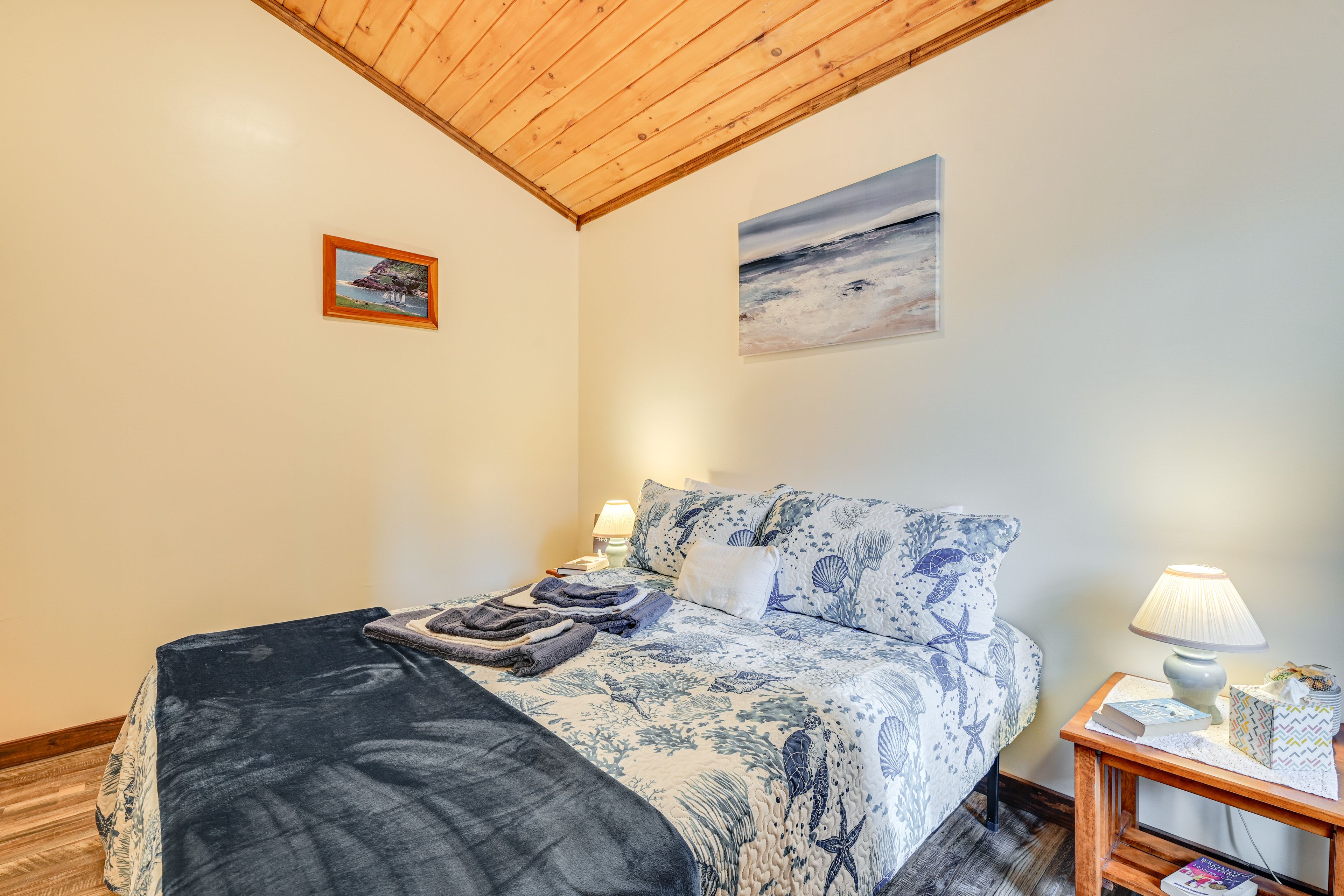 Bedroom 1 | Queen Bed