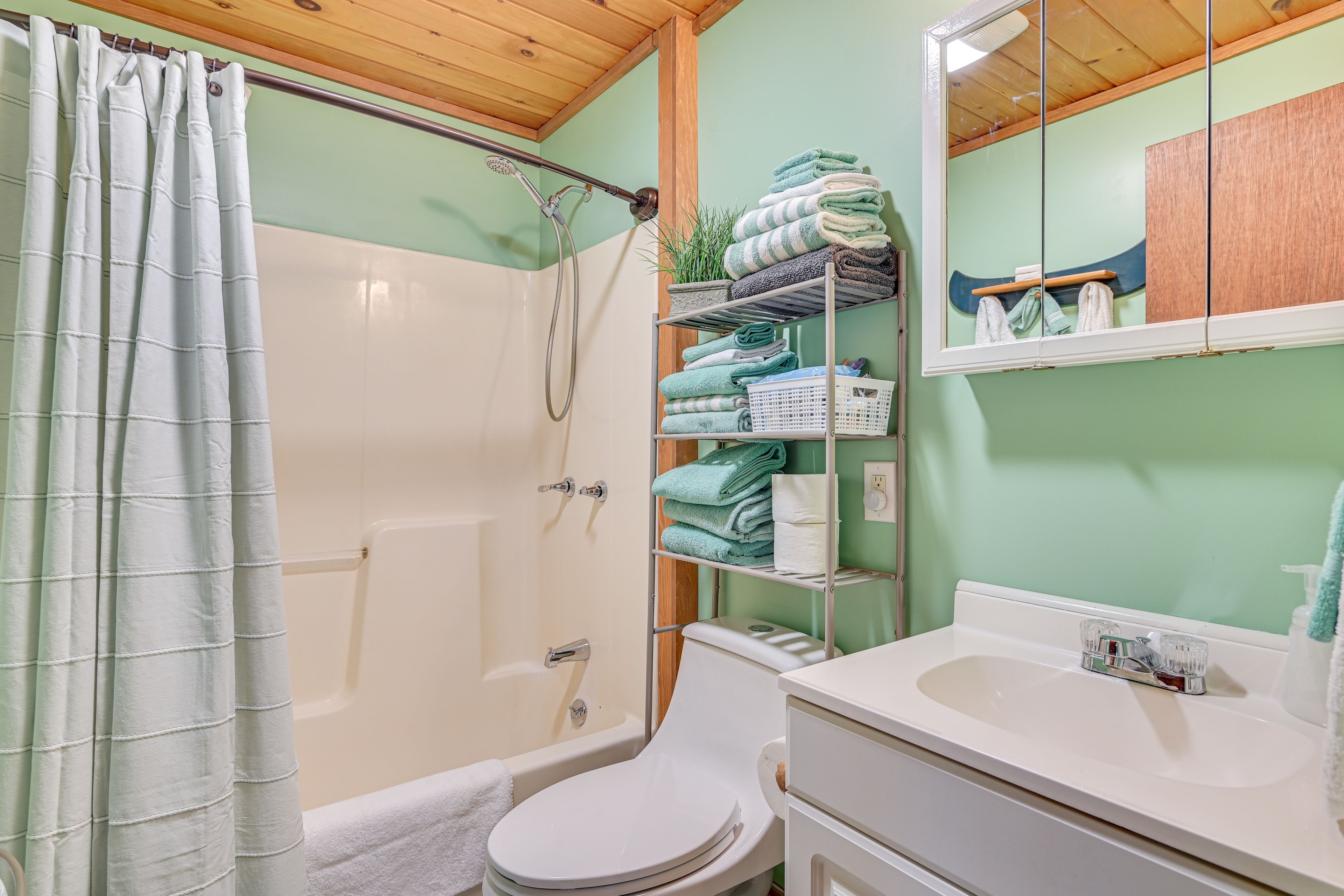 Full Bathroom | Towels Provided