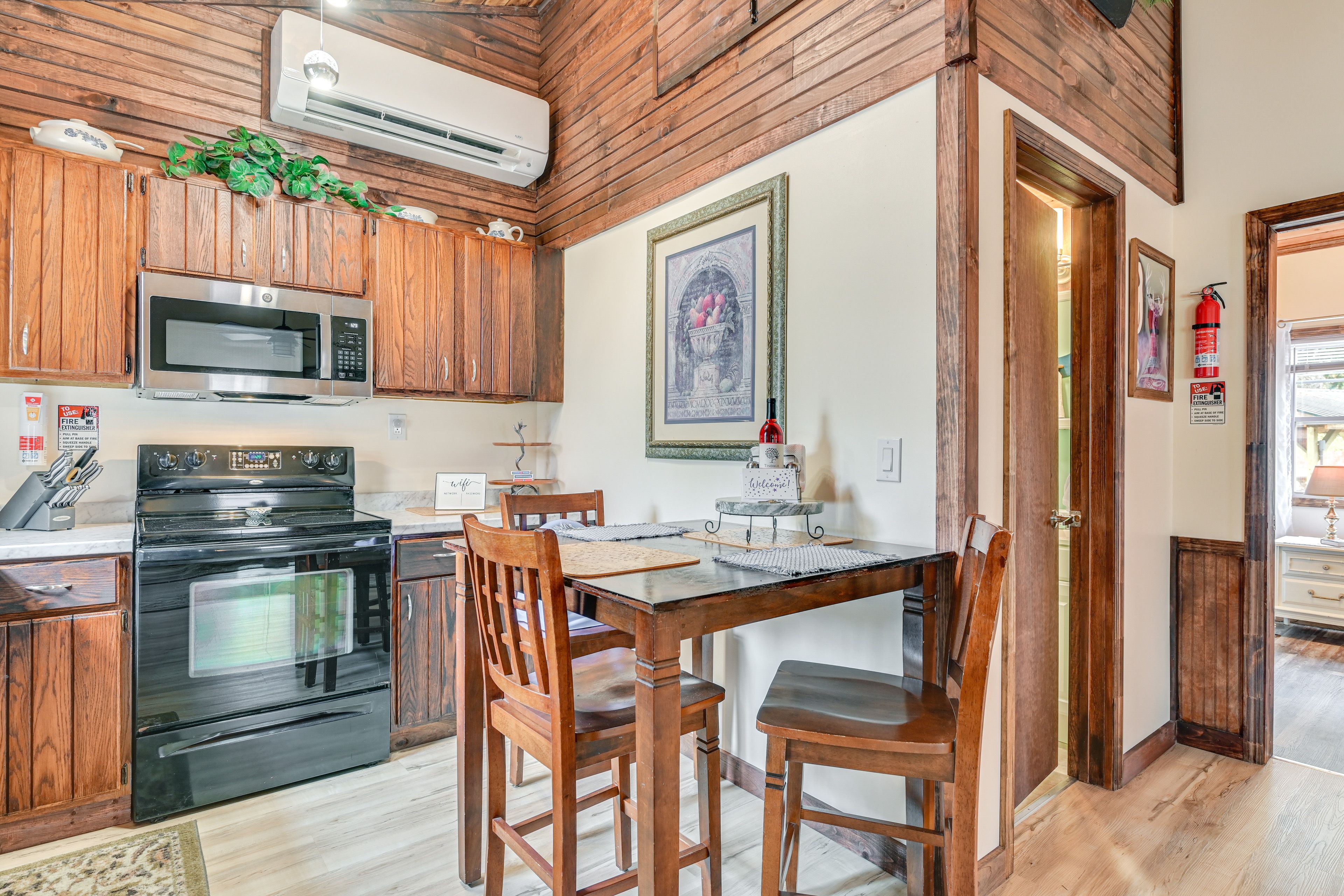 Dining Area | Dishware/Flatware Provided