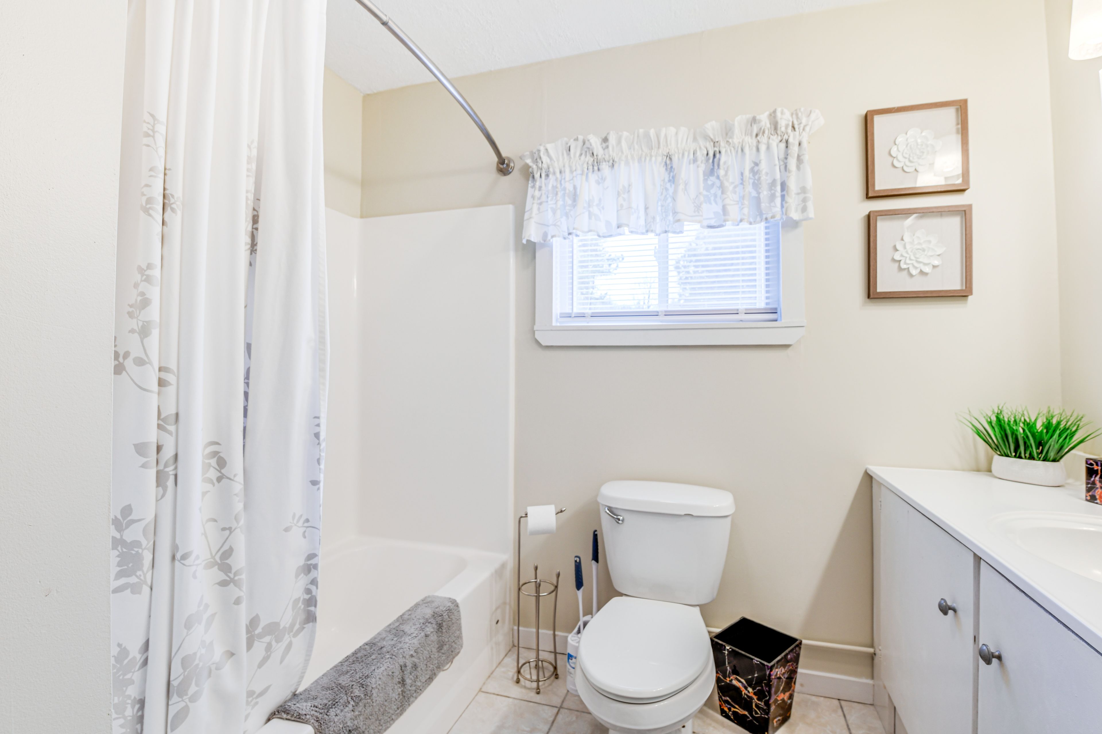 Full Bathroom | 1st Floor | Towels Provided | Complimentary Toiletries