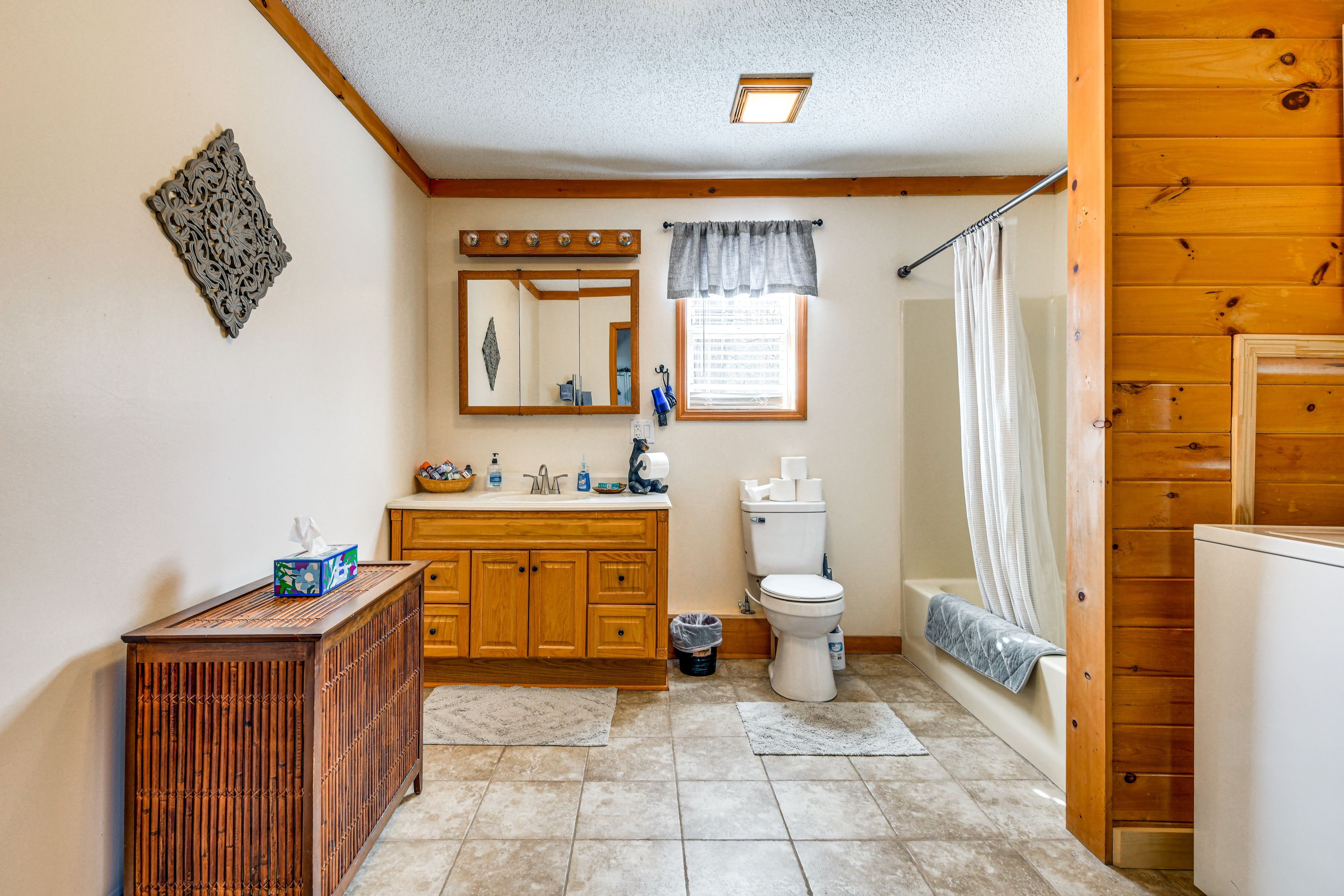 Full Bathroom | 1st Floor | Washer & Dryer | Complimentary Toiletries