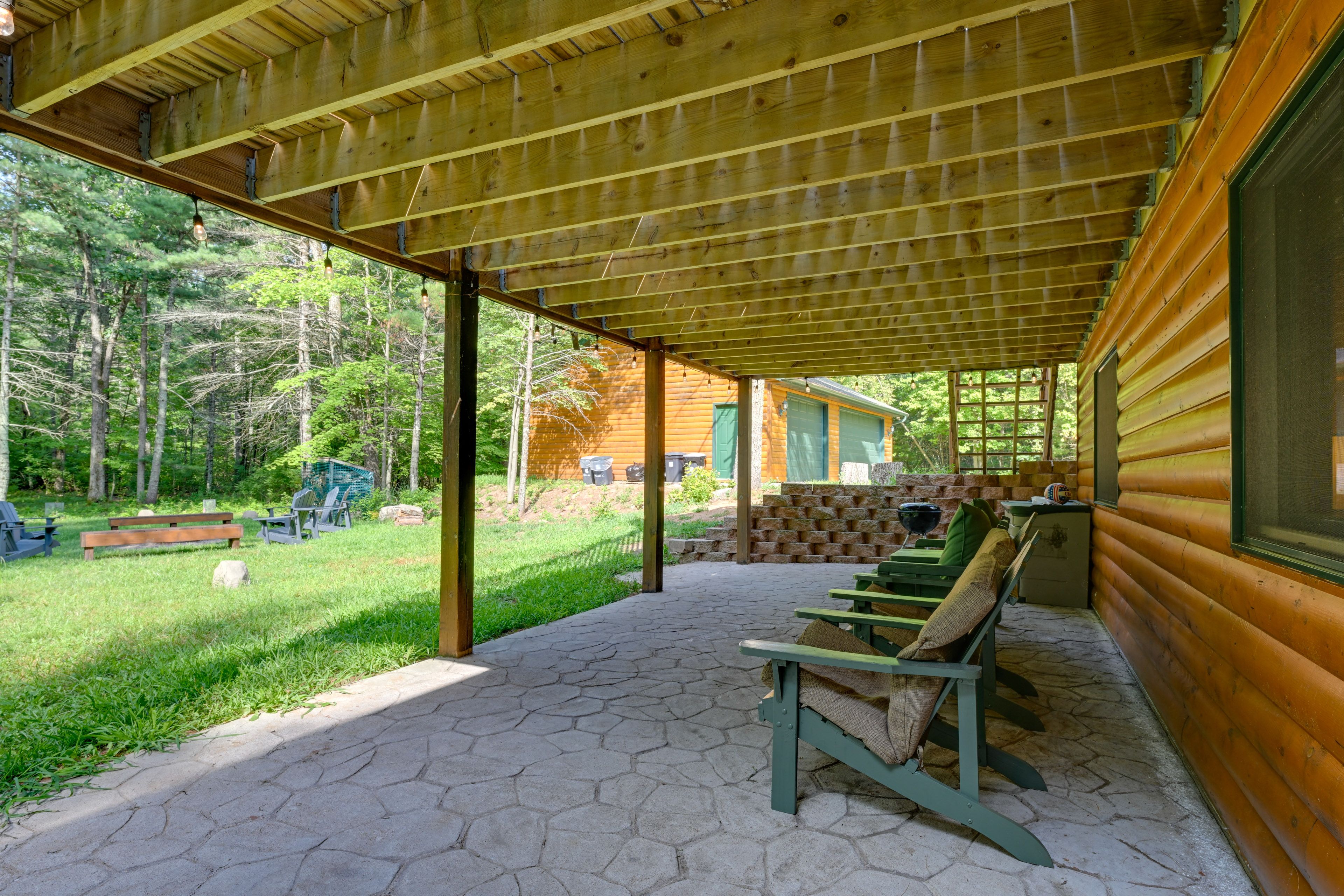 Covered Patio | Charcoal Grill