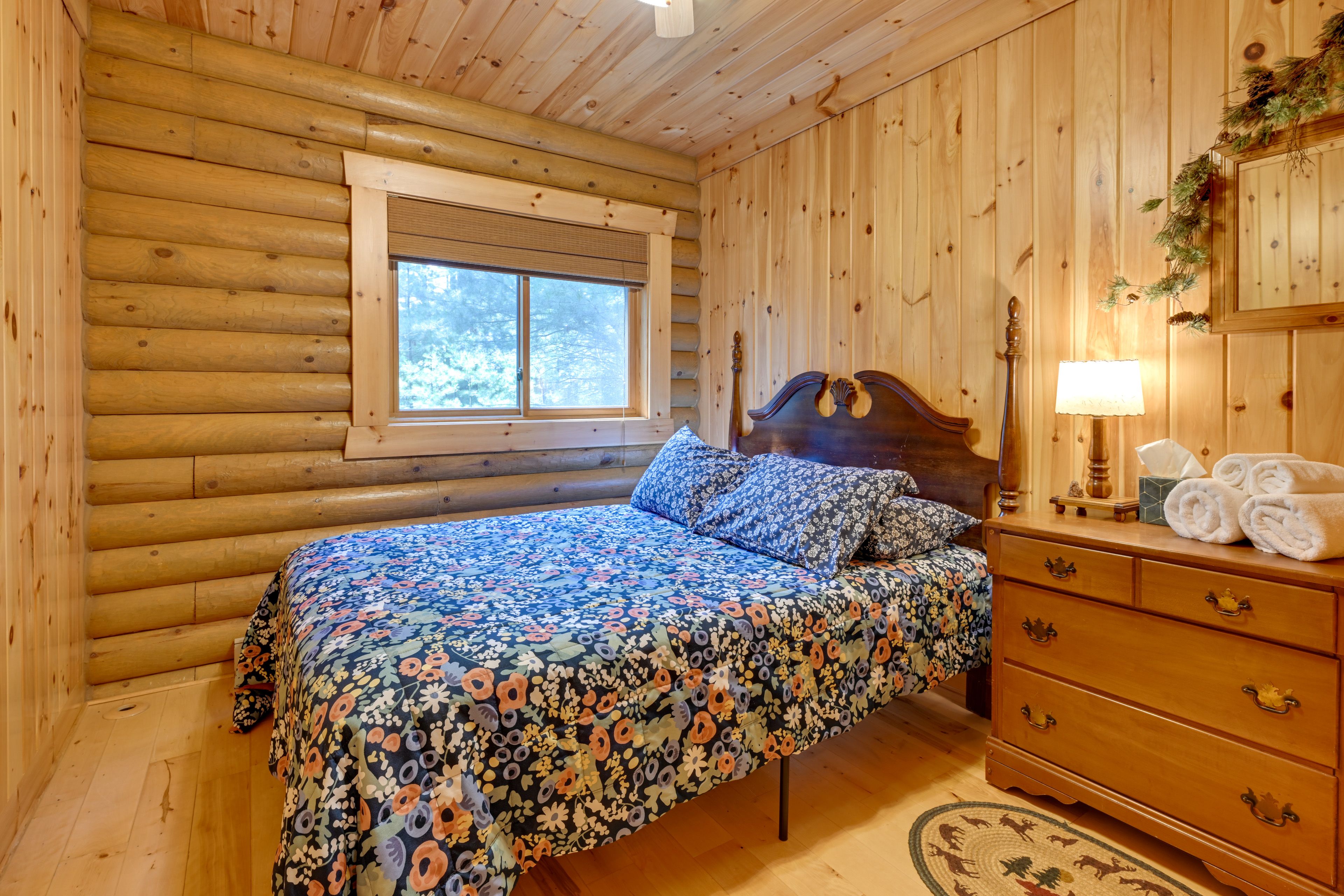 Bedroom 1 | Queen Bed | 1st Floor