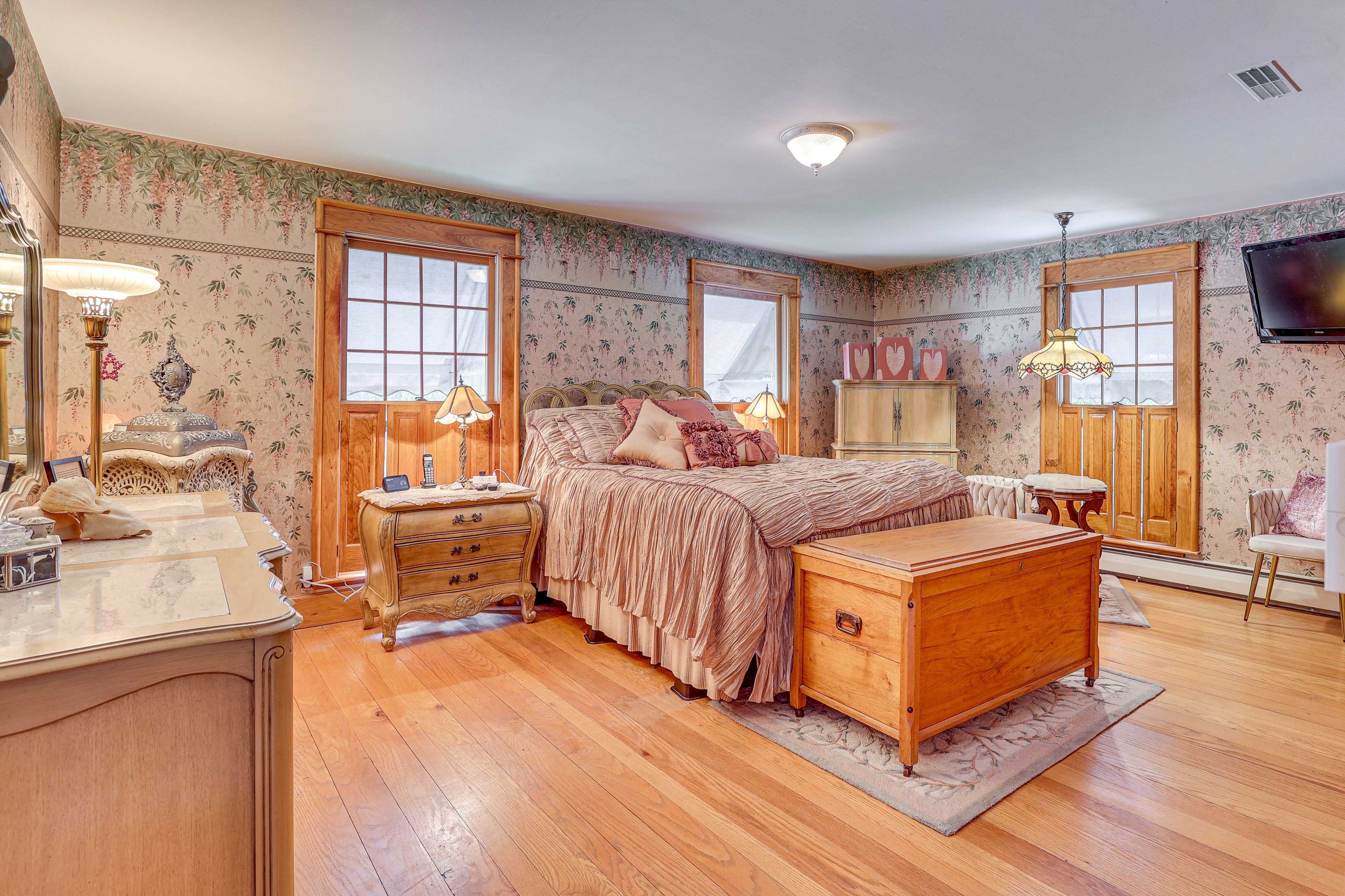 Bedroom 1 | Queen Bed | Smart TV w/ Cable | 1st Floor