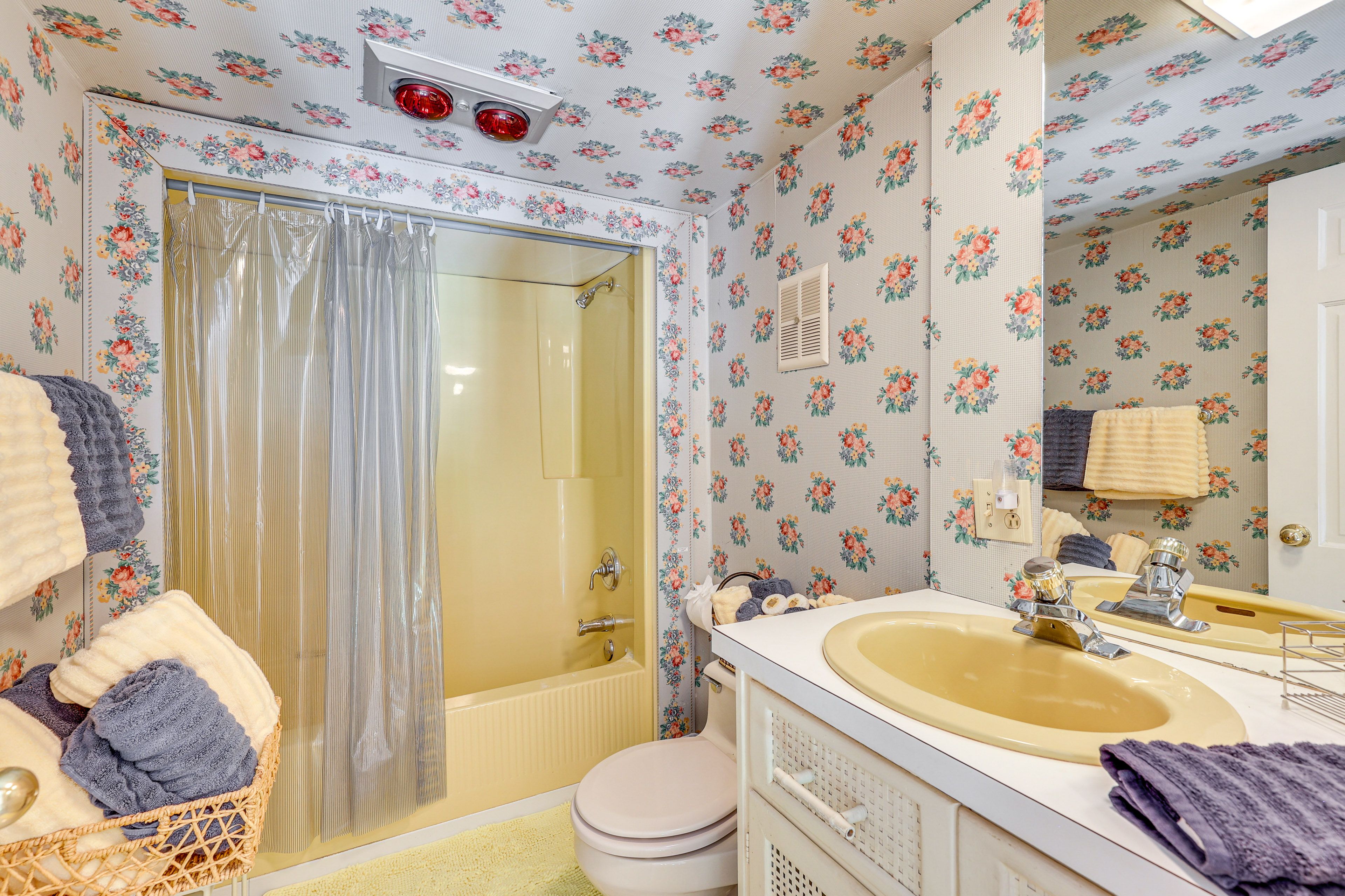 Full Bathroom | Complimentary Toiletries | 2nd Floor