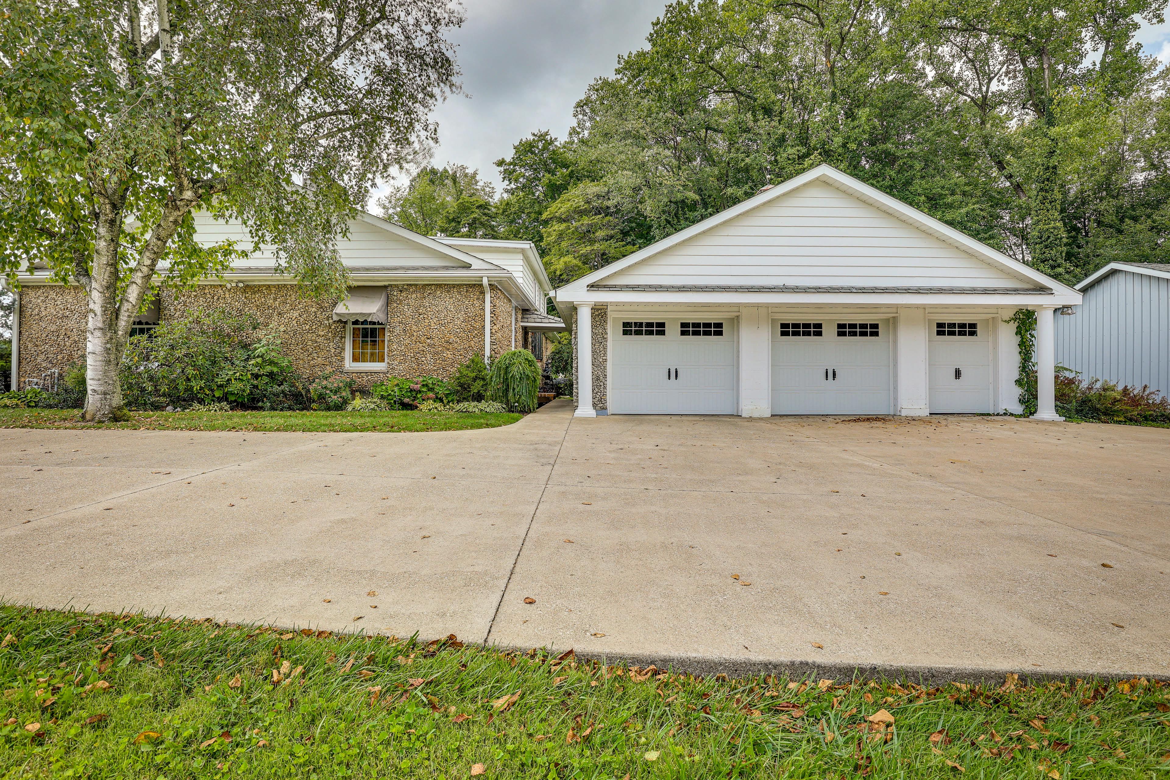 Parking | Garage (1 Vehicle) | Driveway (10 Vehicles)