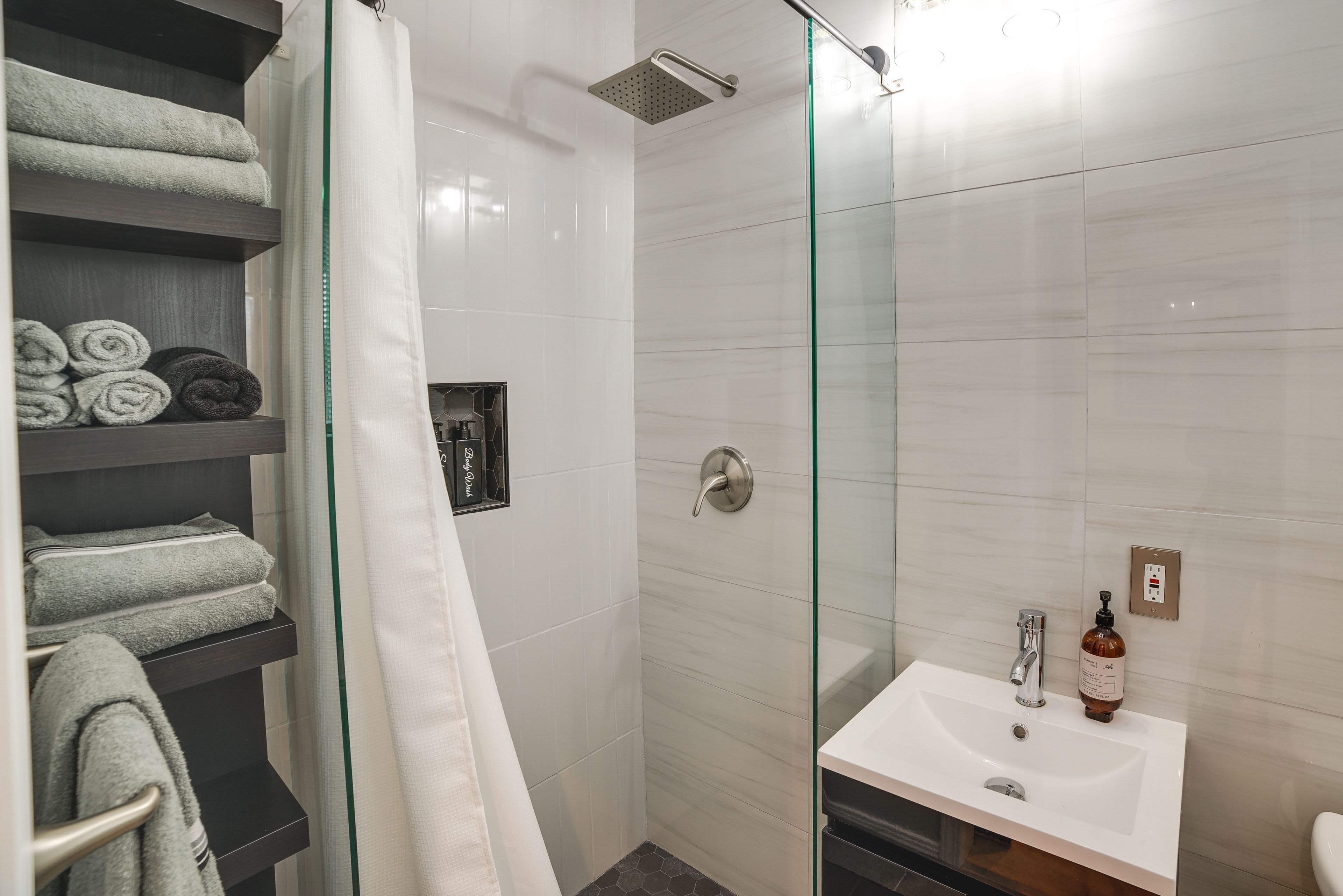 Full Bathroom | Complimentary Toiletries