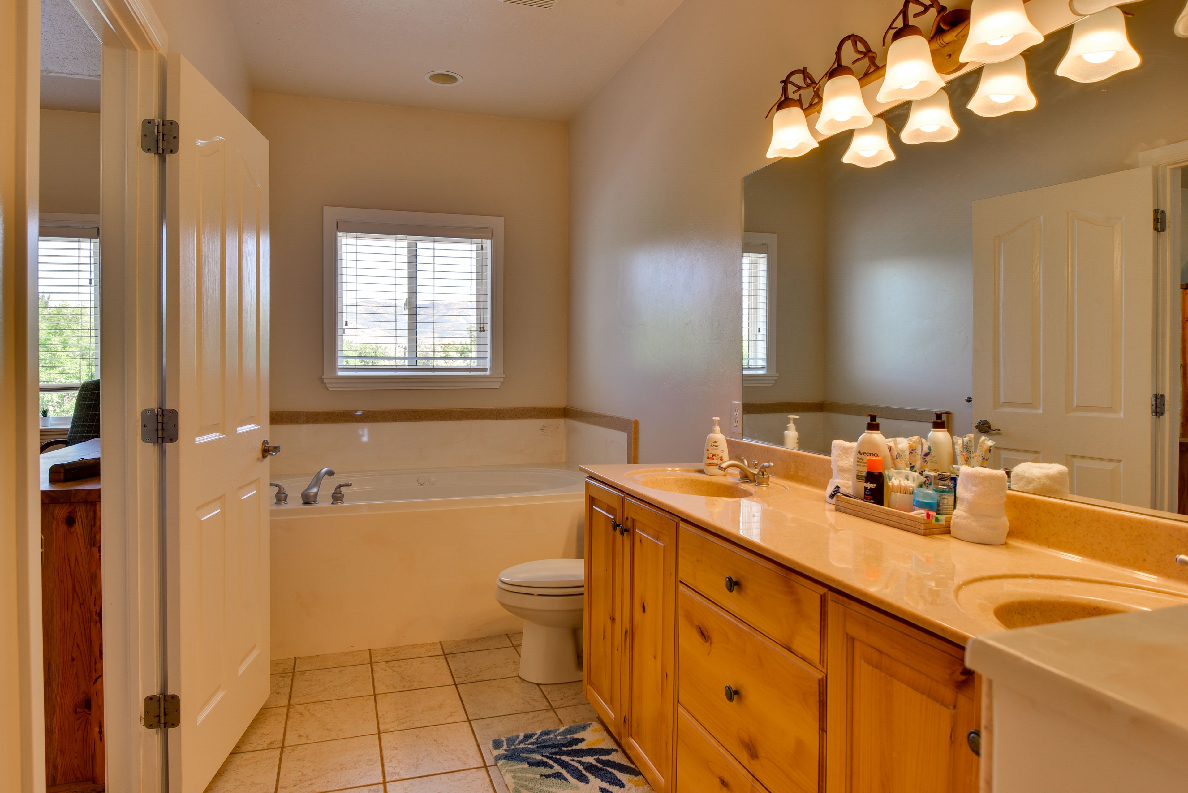 Full Bathroom | Complimentary Toiletries | Jetted Tub | 3rd Floor