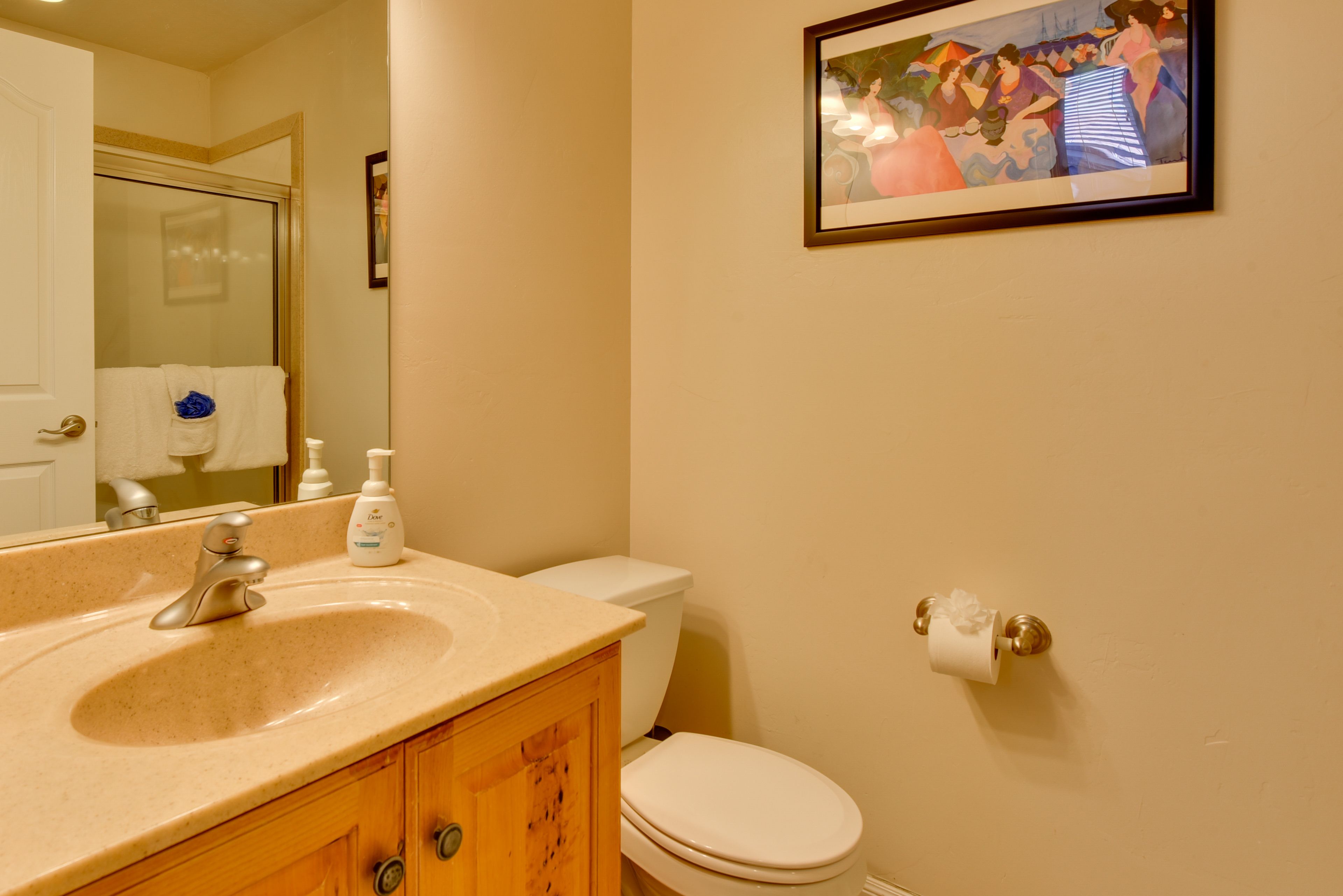 Full Bathroom | Complimentary Toiletries | 1st Floor