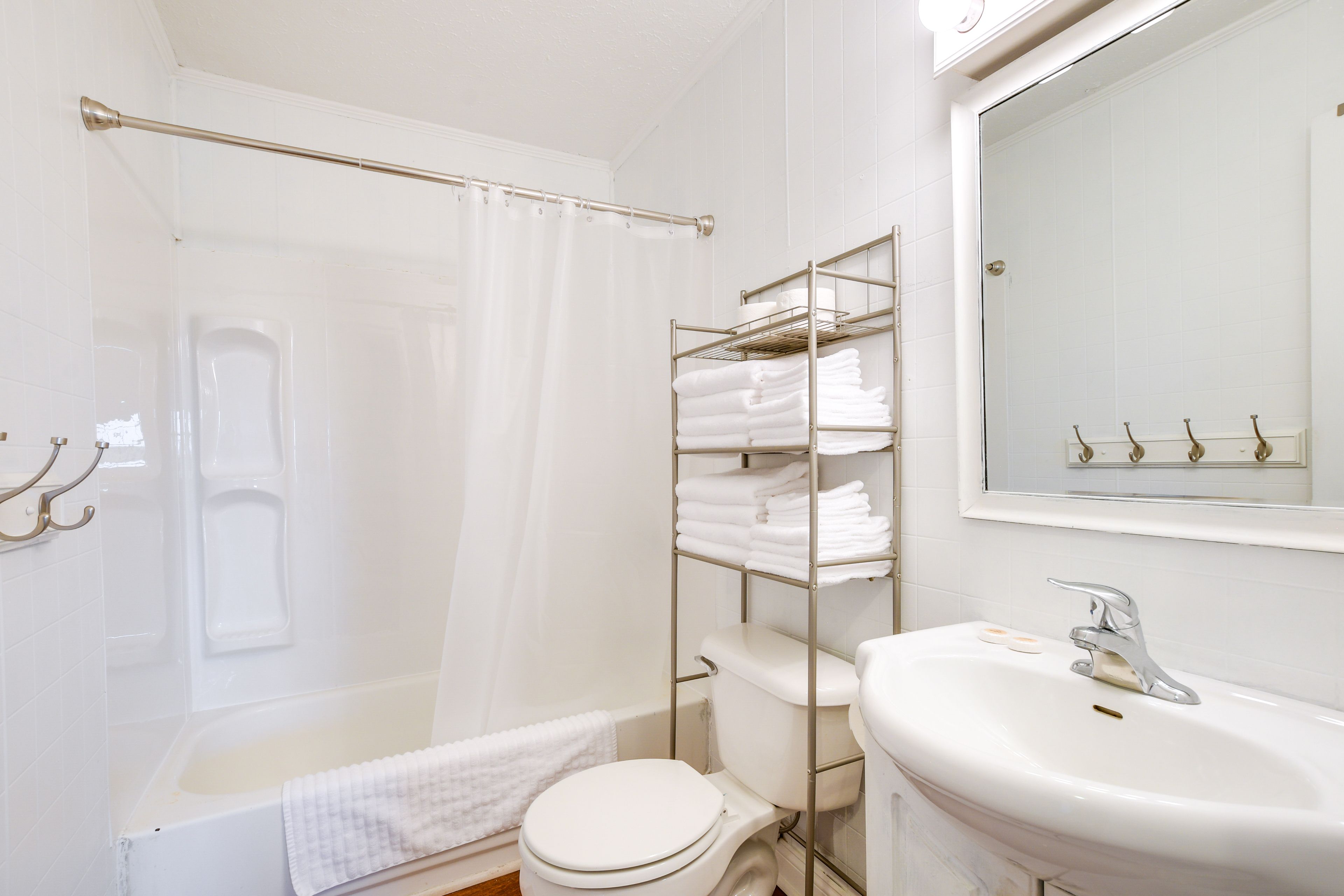 Bathroom | Towels Provided | Shower/Tub Combo