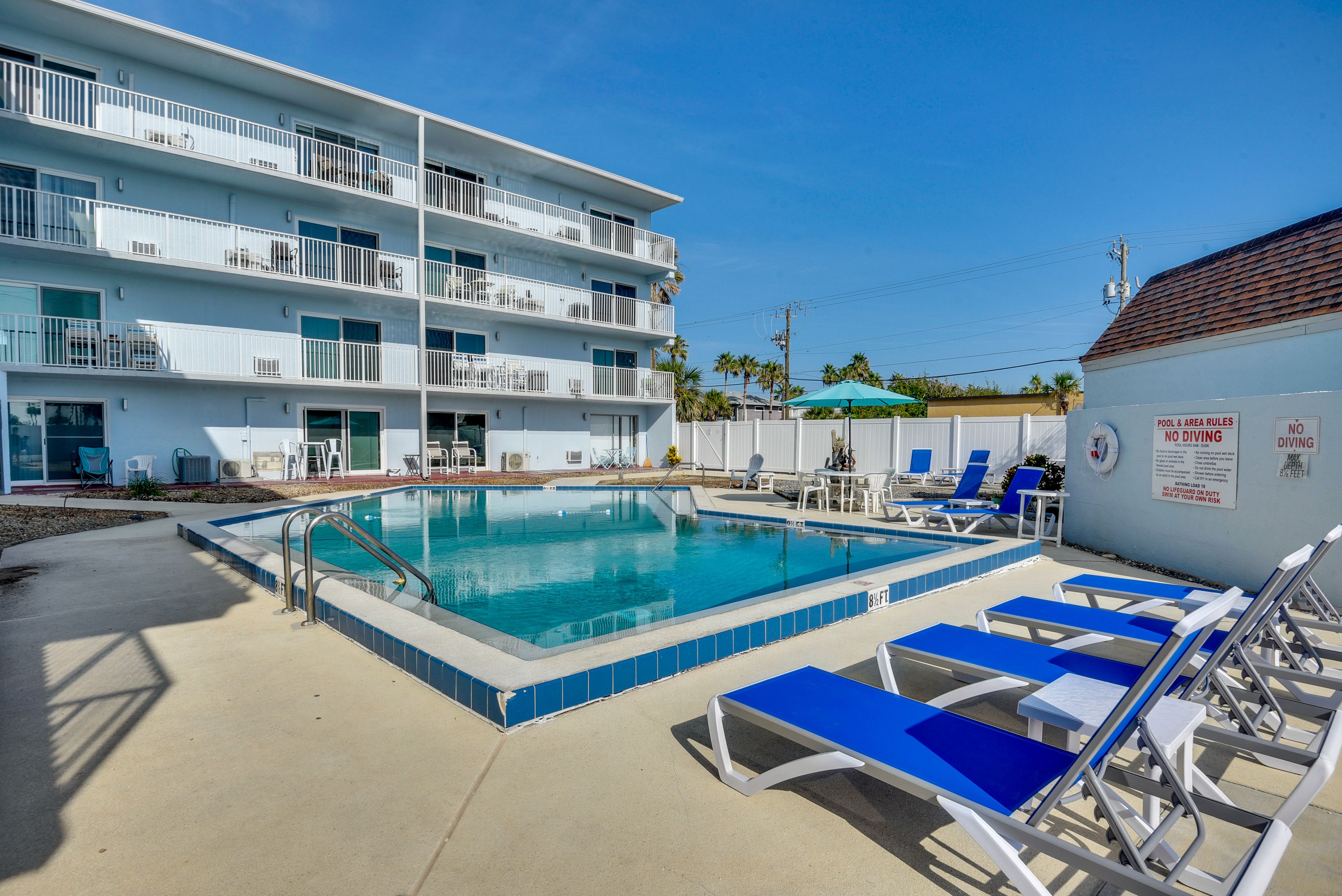 Community Pool | ~19 Mi to Daytona Beach