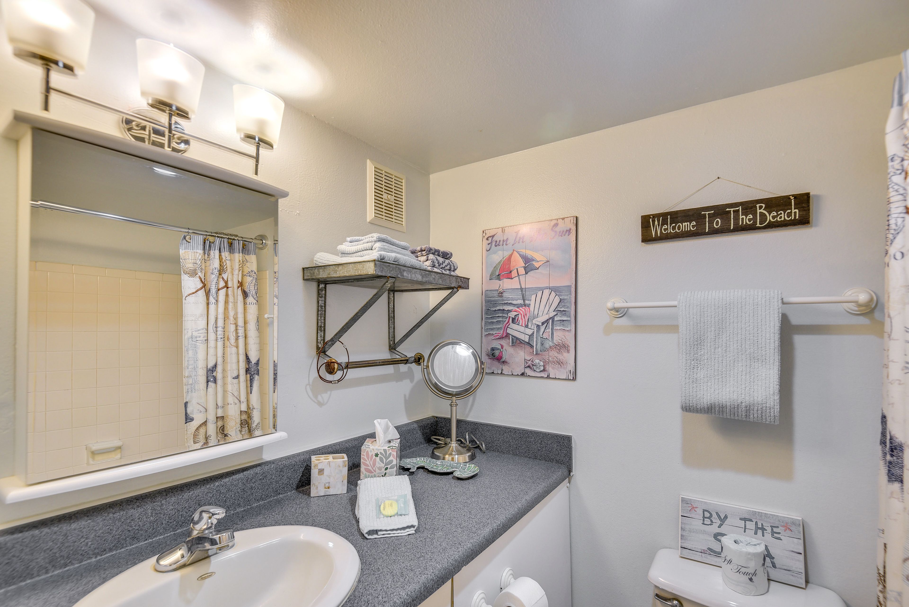 Full Bathroom | Towels Provided
