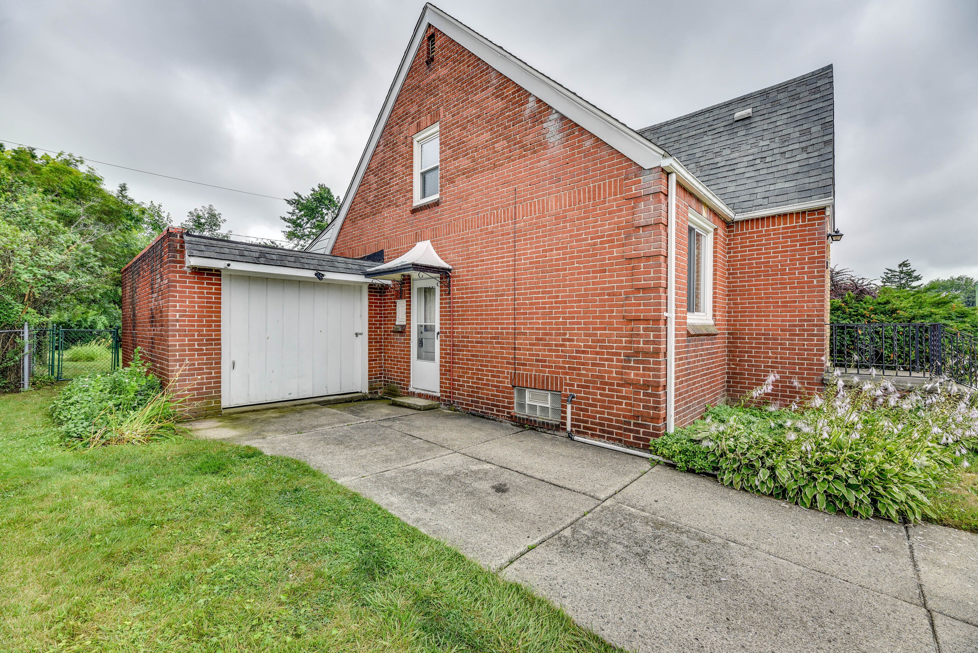 Parking | Driveway (2 Vehicles) | Garage (1 Vehicle) | Free Street Parking