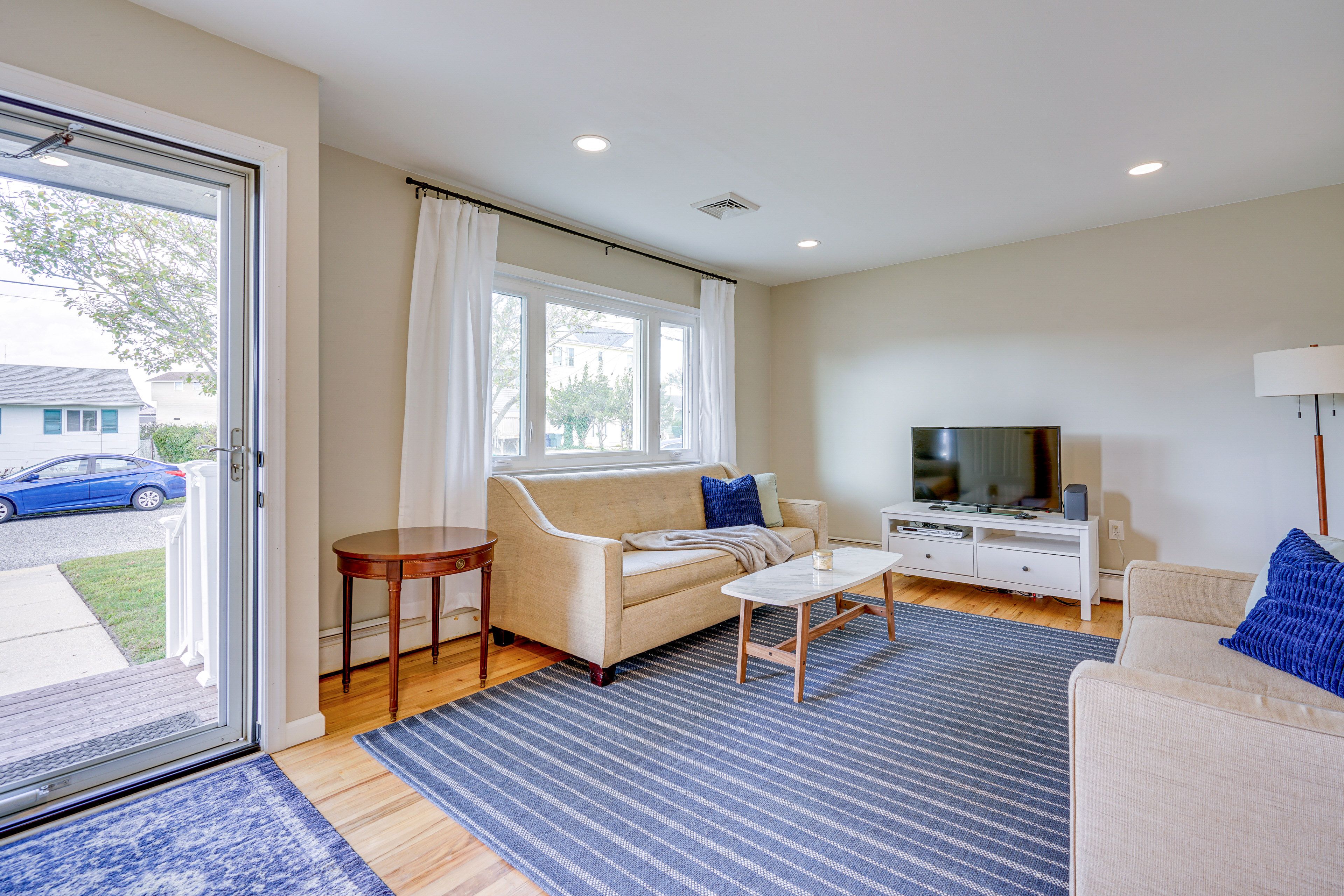 Living Room | Smart TV | Free WiFi