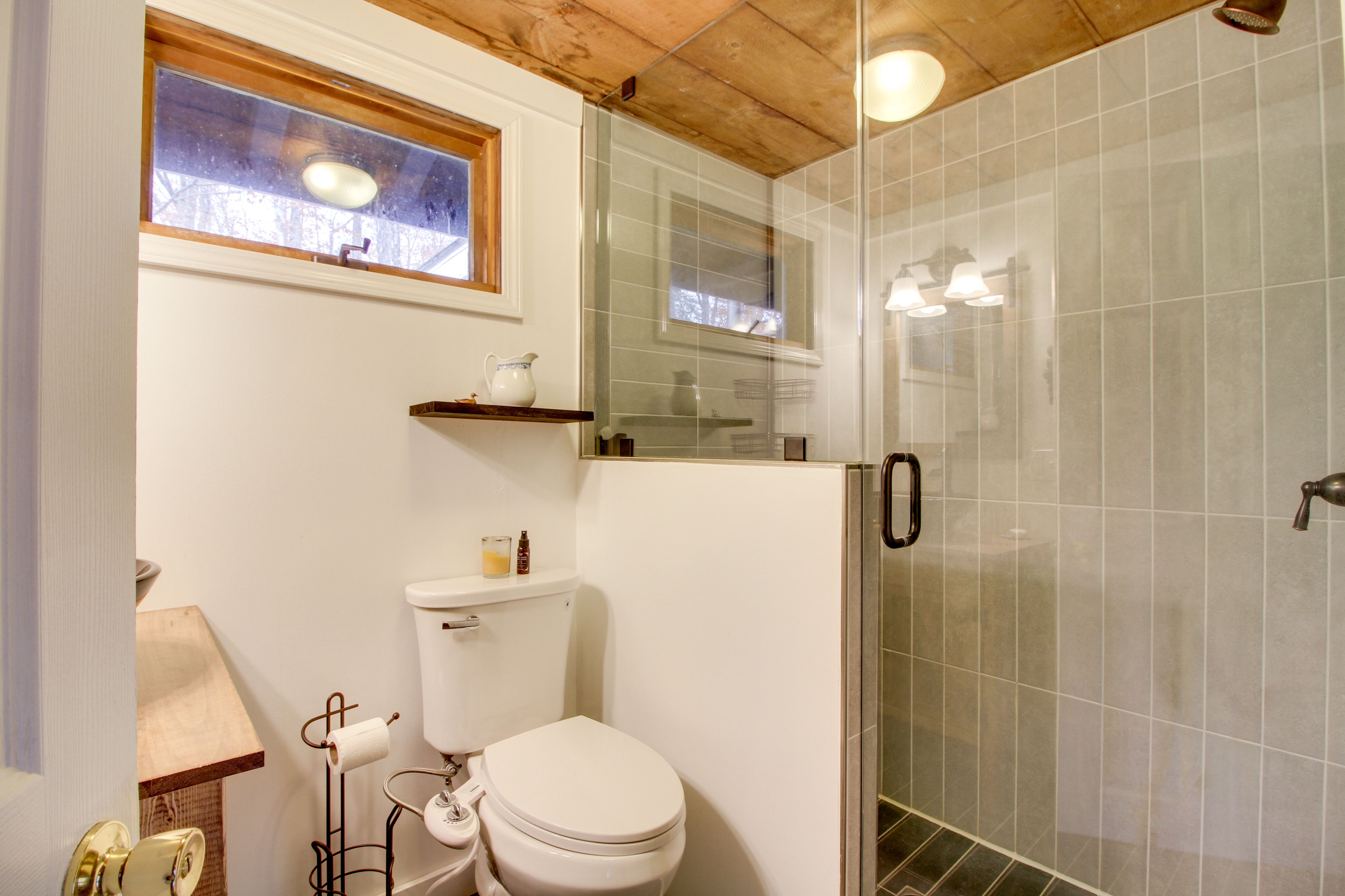 Full Bathroom | Towels Provided | Complimentary Toiletries