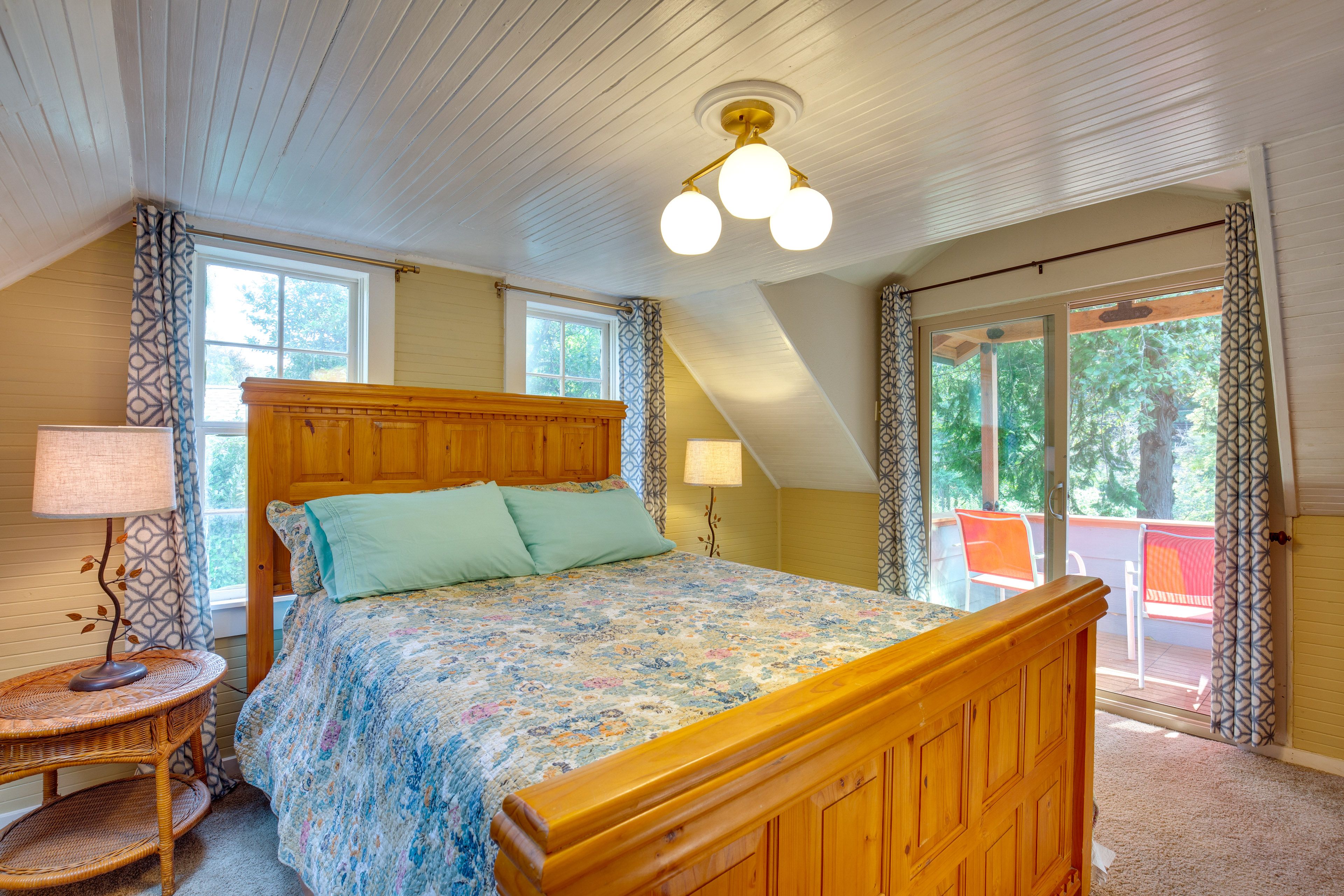 Bedroom 1 | Queen Bed | 2nd Floor | Smart TV