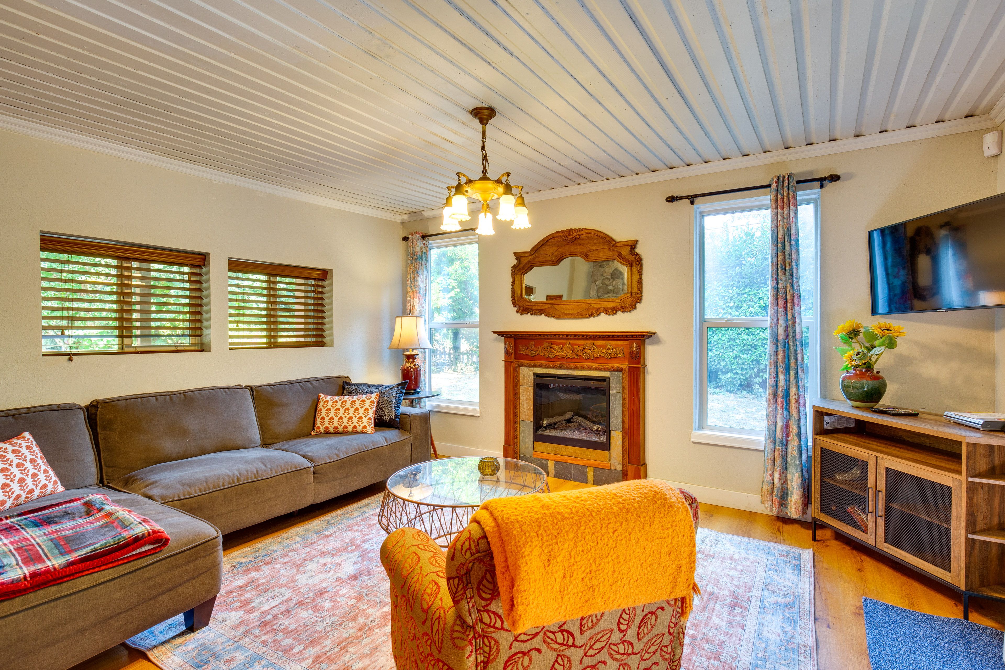 Living Room | Gas Fireplace | Smart TV | Free WiFi