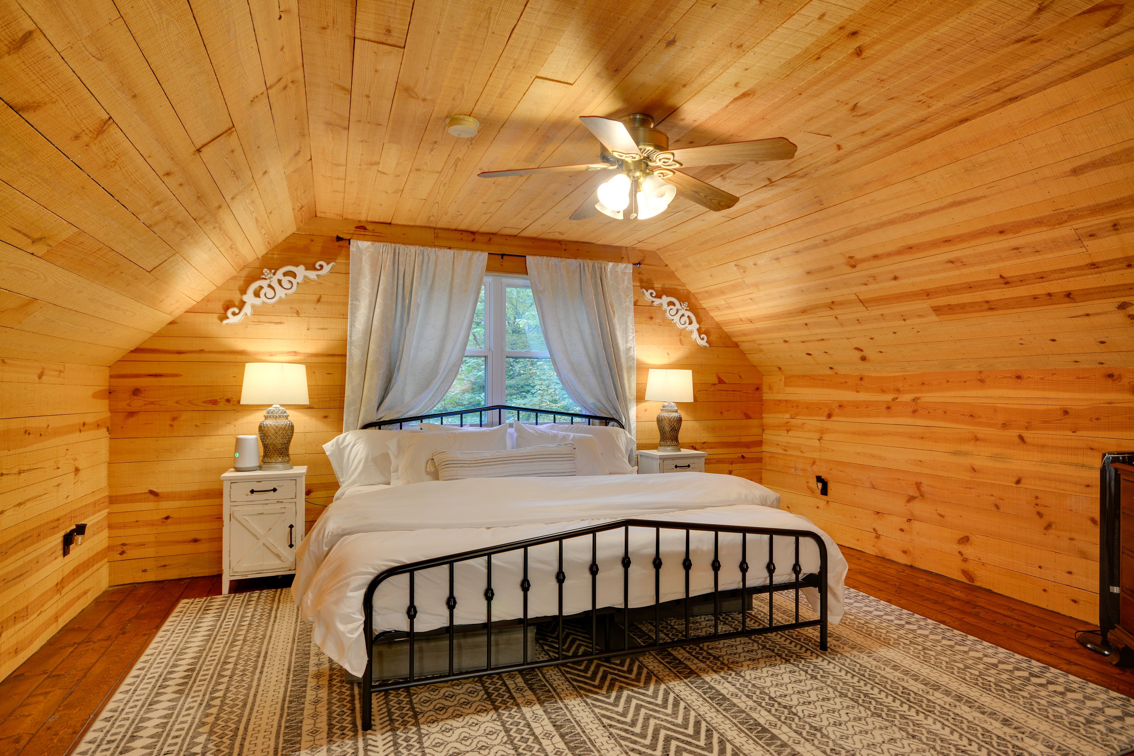 Bedroom 1 (Loft) | King Bed | Linens & Towels | Smart TV | En-Suite Bathroom