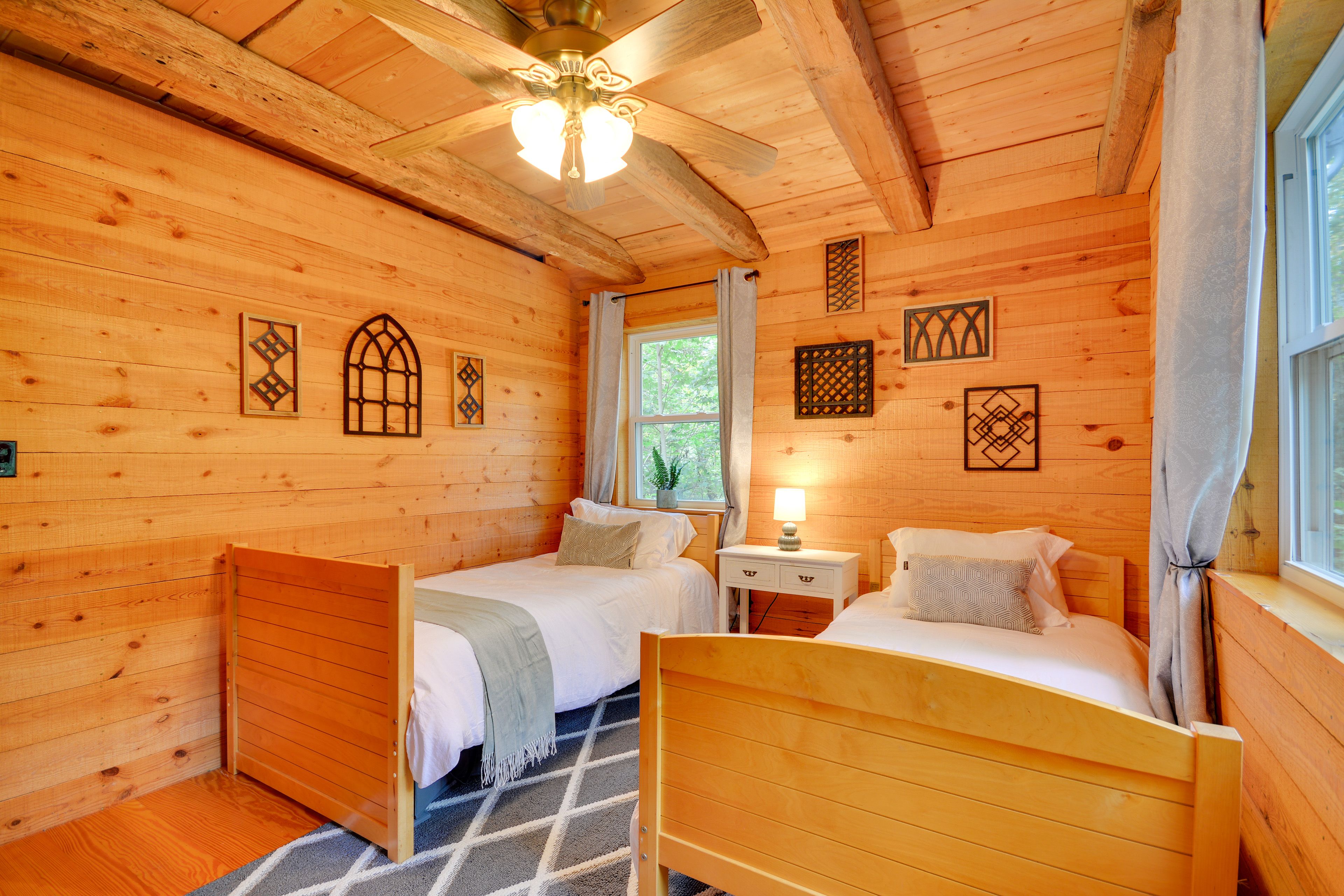 Bedroom 3 | 2 Twin Beds | 1st Floor