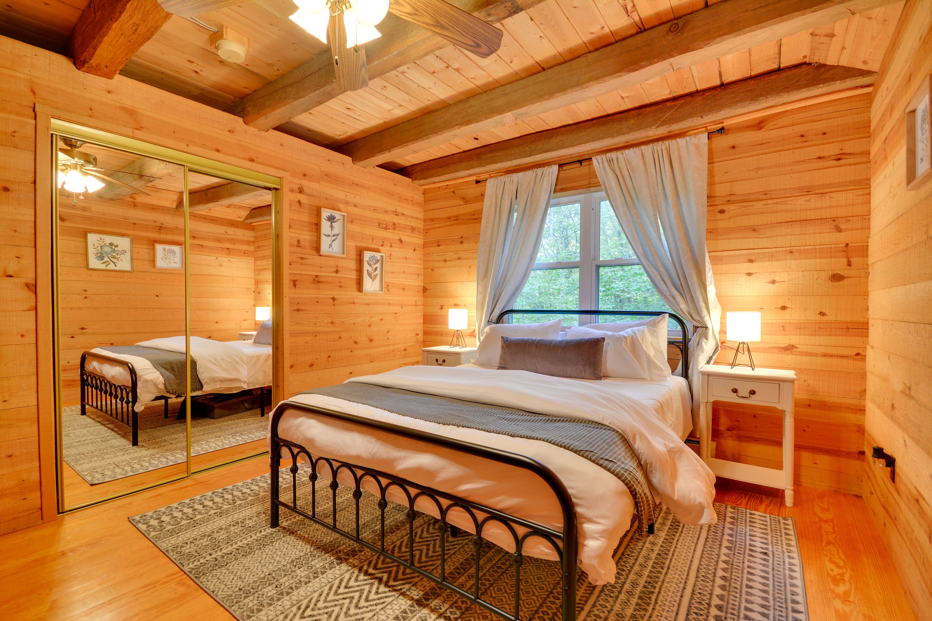 Bedroom 2 | Queen Bed | 1st Floor | Smart TV