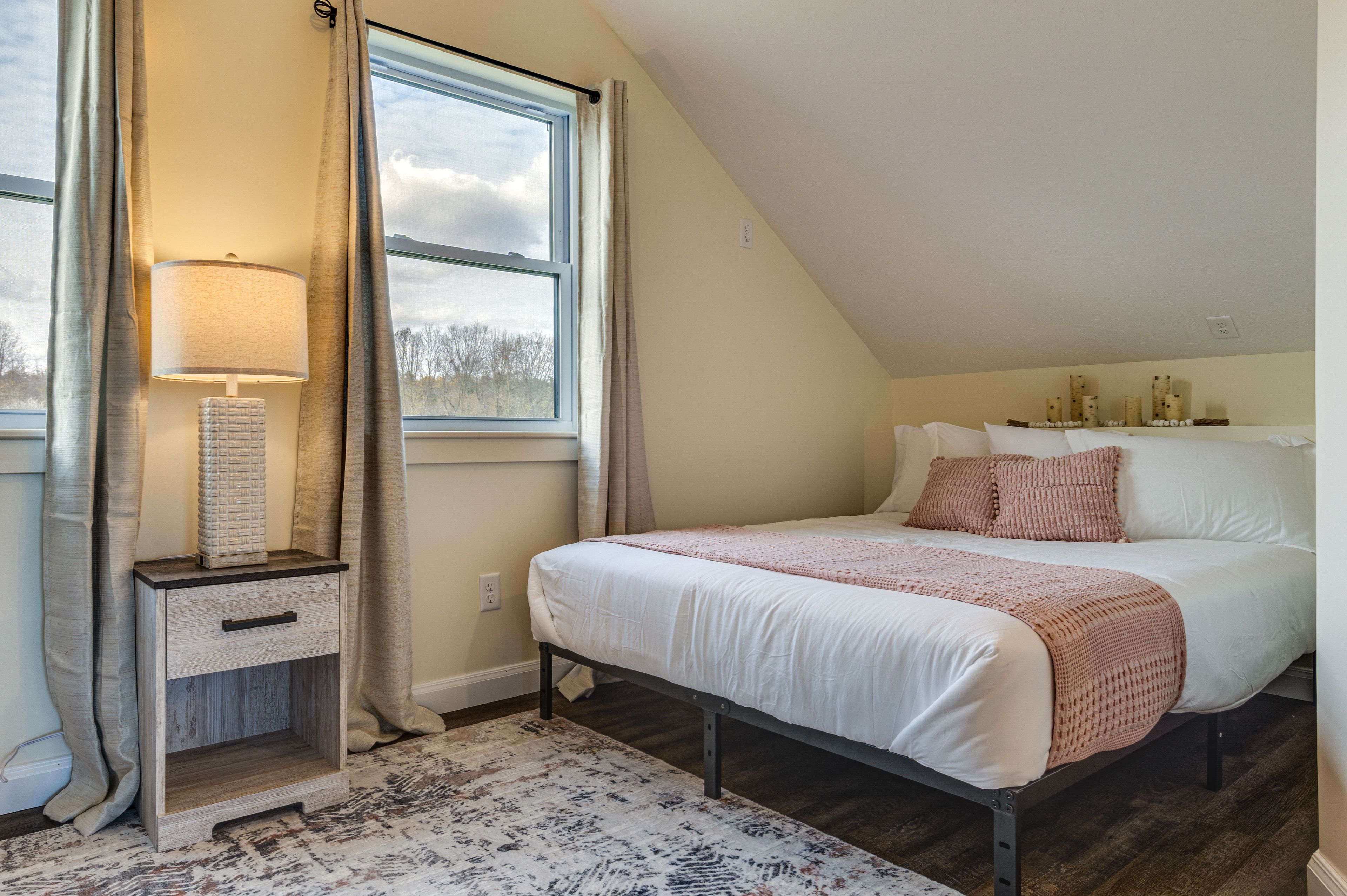 Bedroom 2 (Suite) | Queen Bed | Upper Level