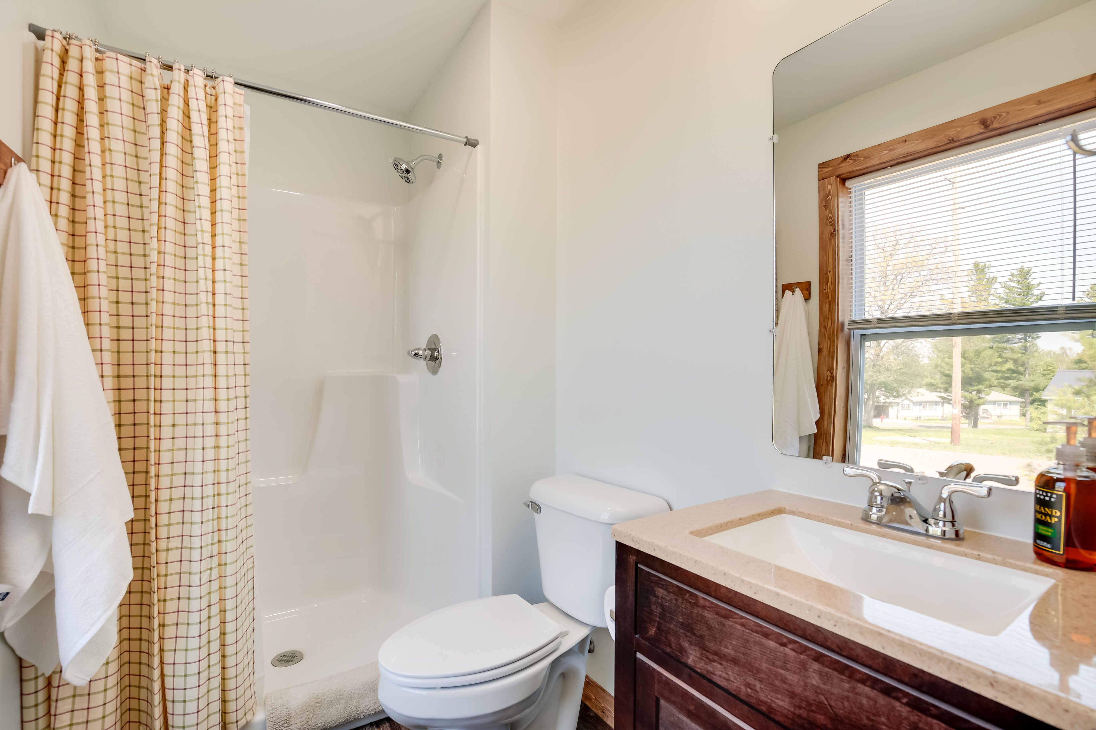 Full Bathroom | Towels Provided