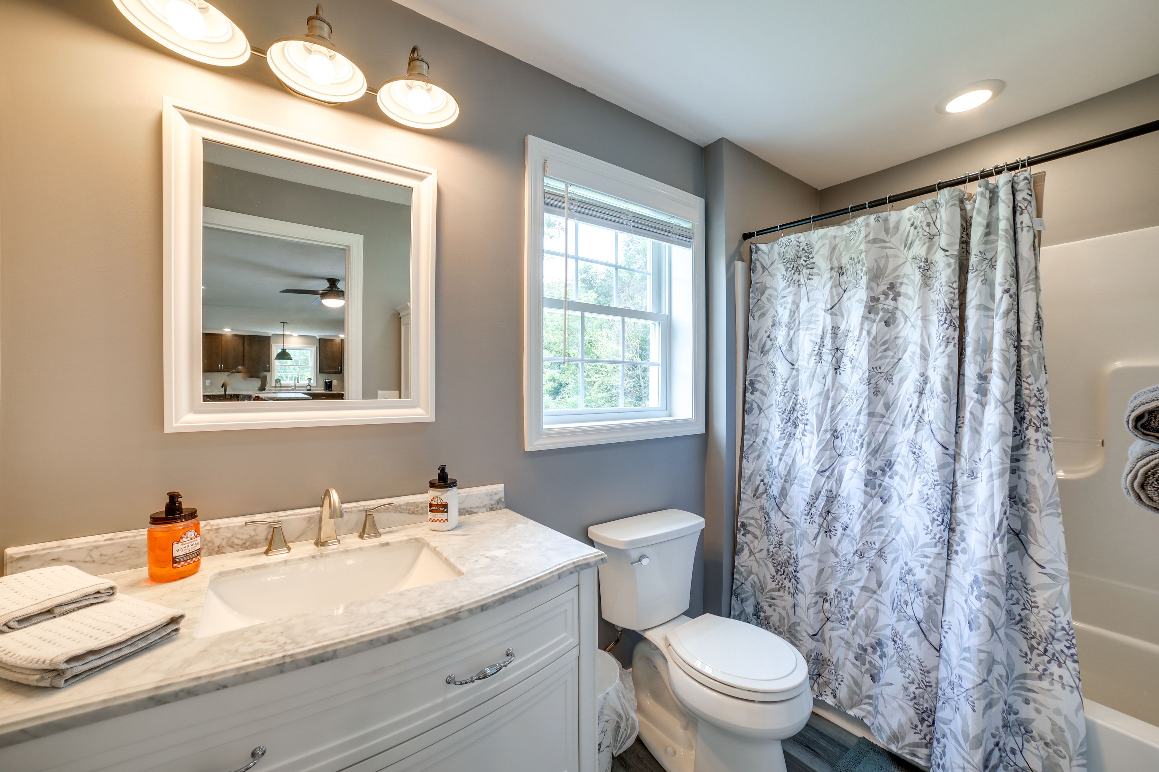 Full Bathroom | 1st Floor | Complimentary Toiletries