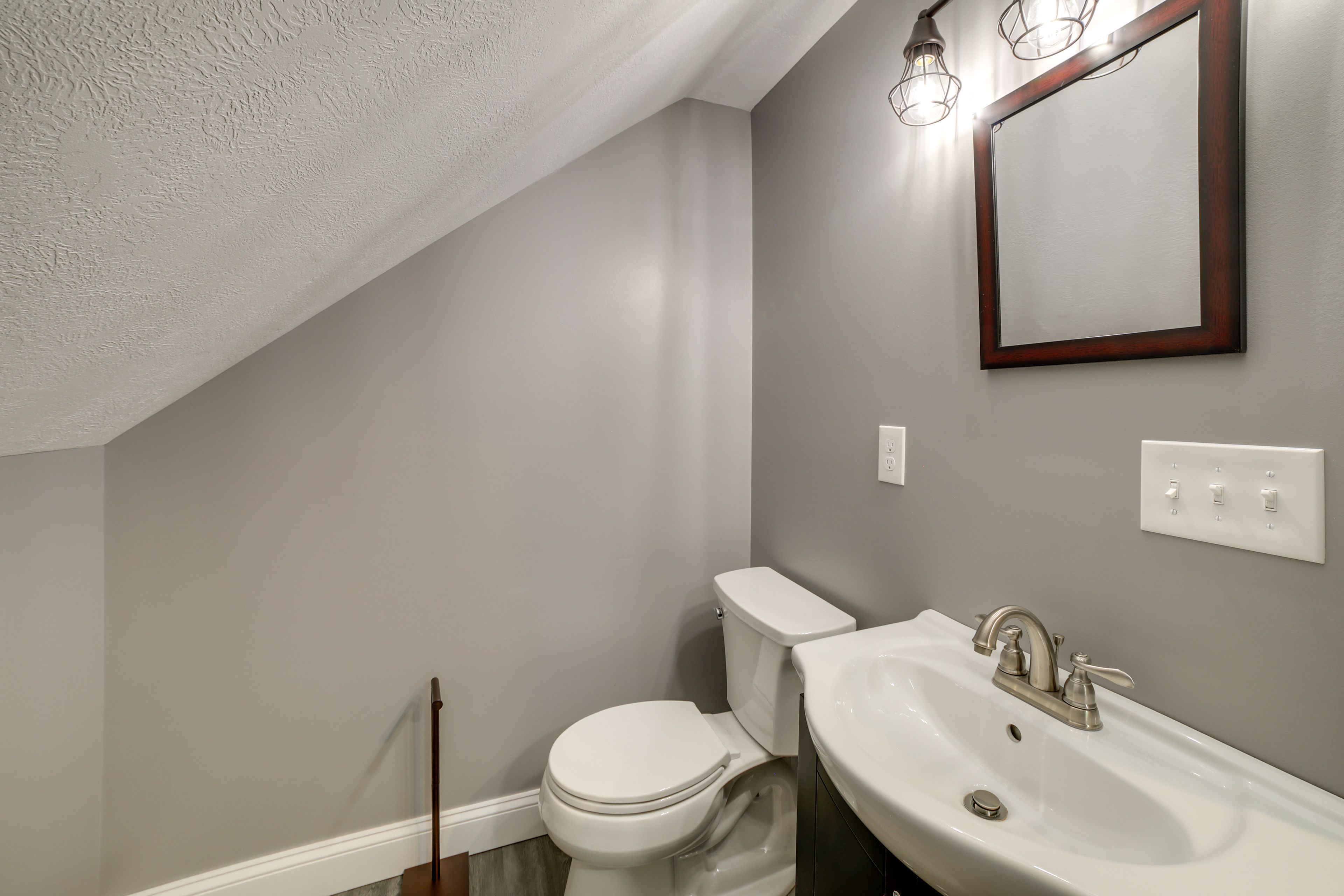Full Bathroom | 2nd Floor | Towels Provided
