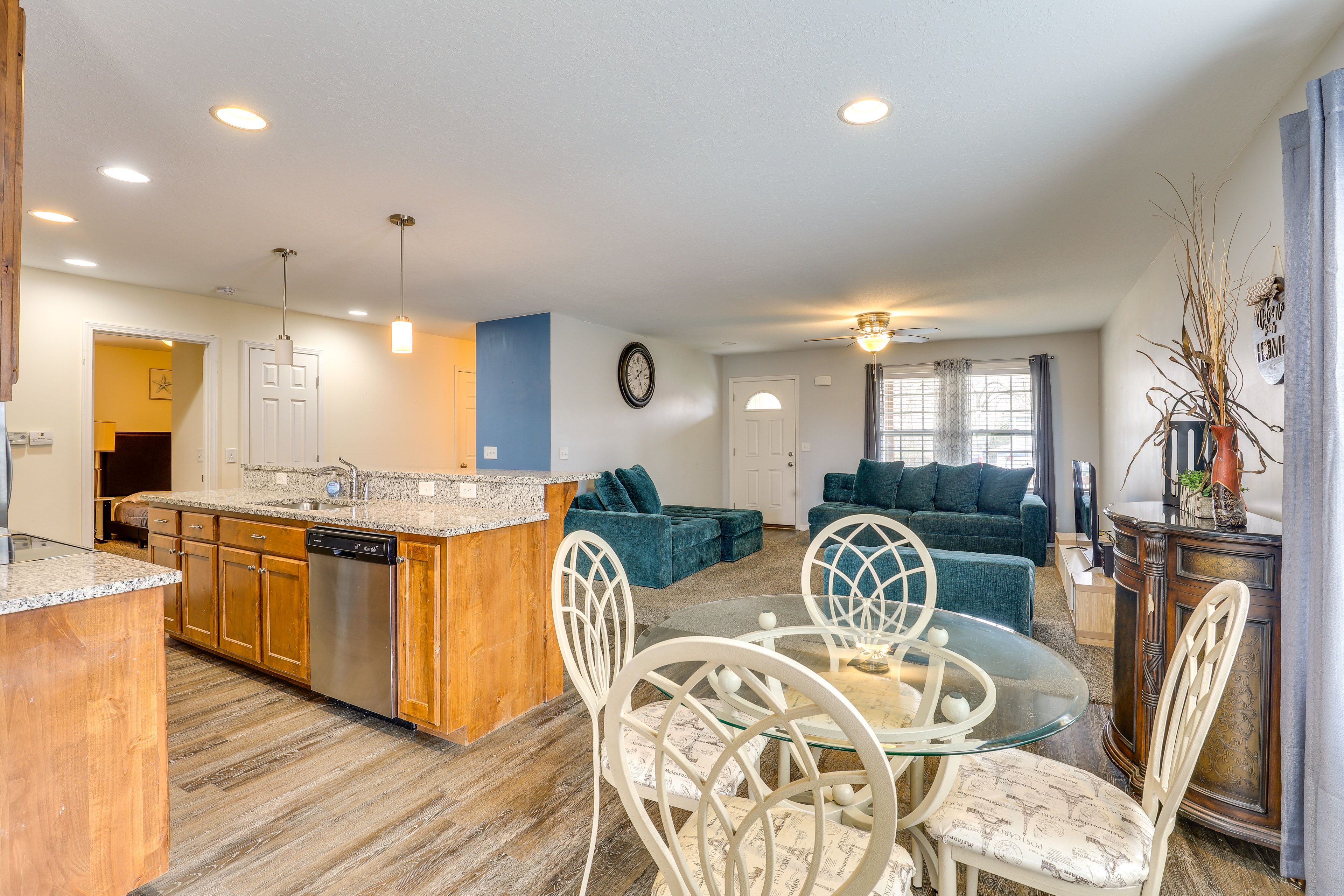 Dining Area | Dishware & Flatware Provided