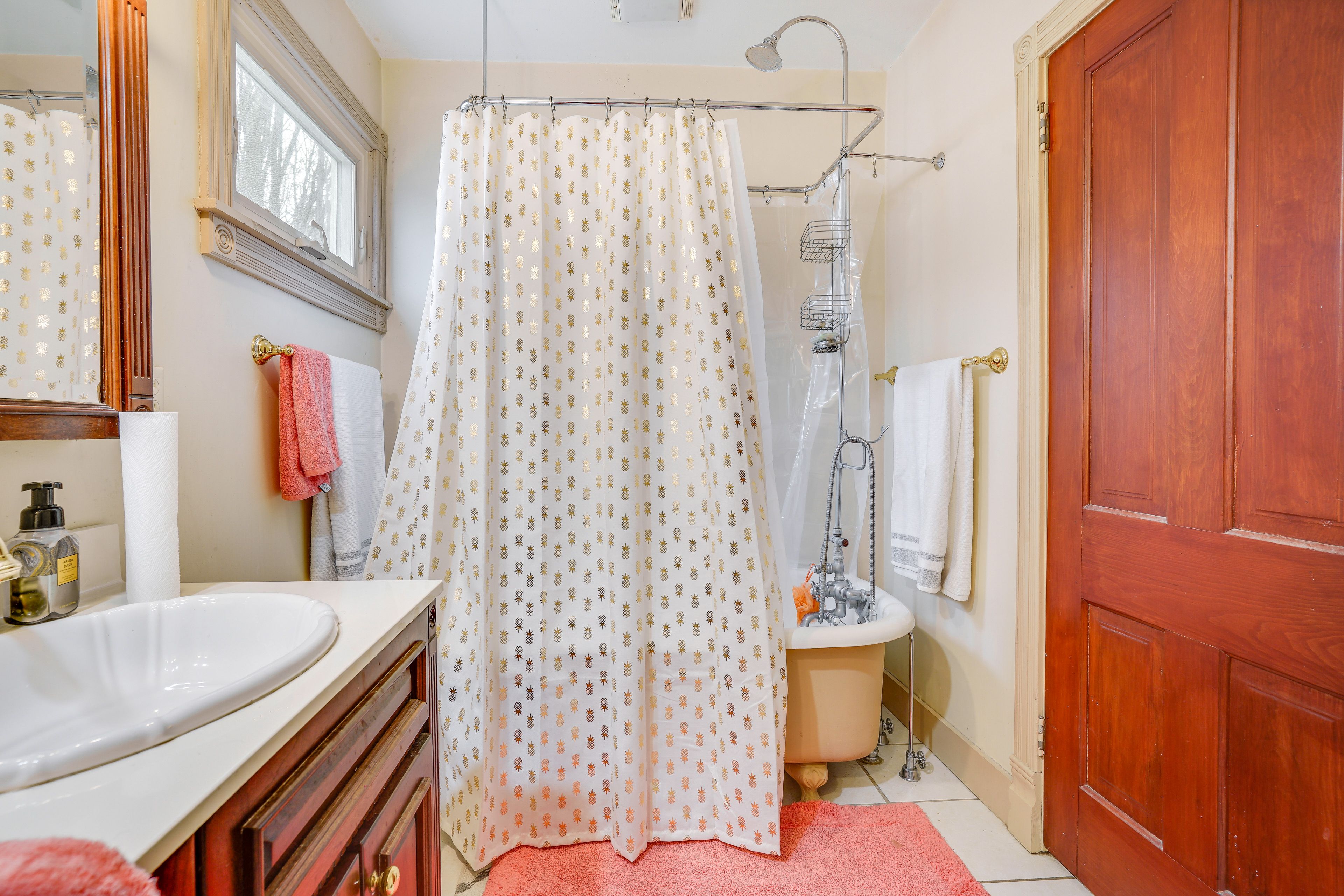 Full Bathroom | Complimentary Toiletries