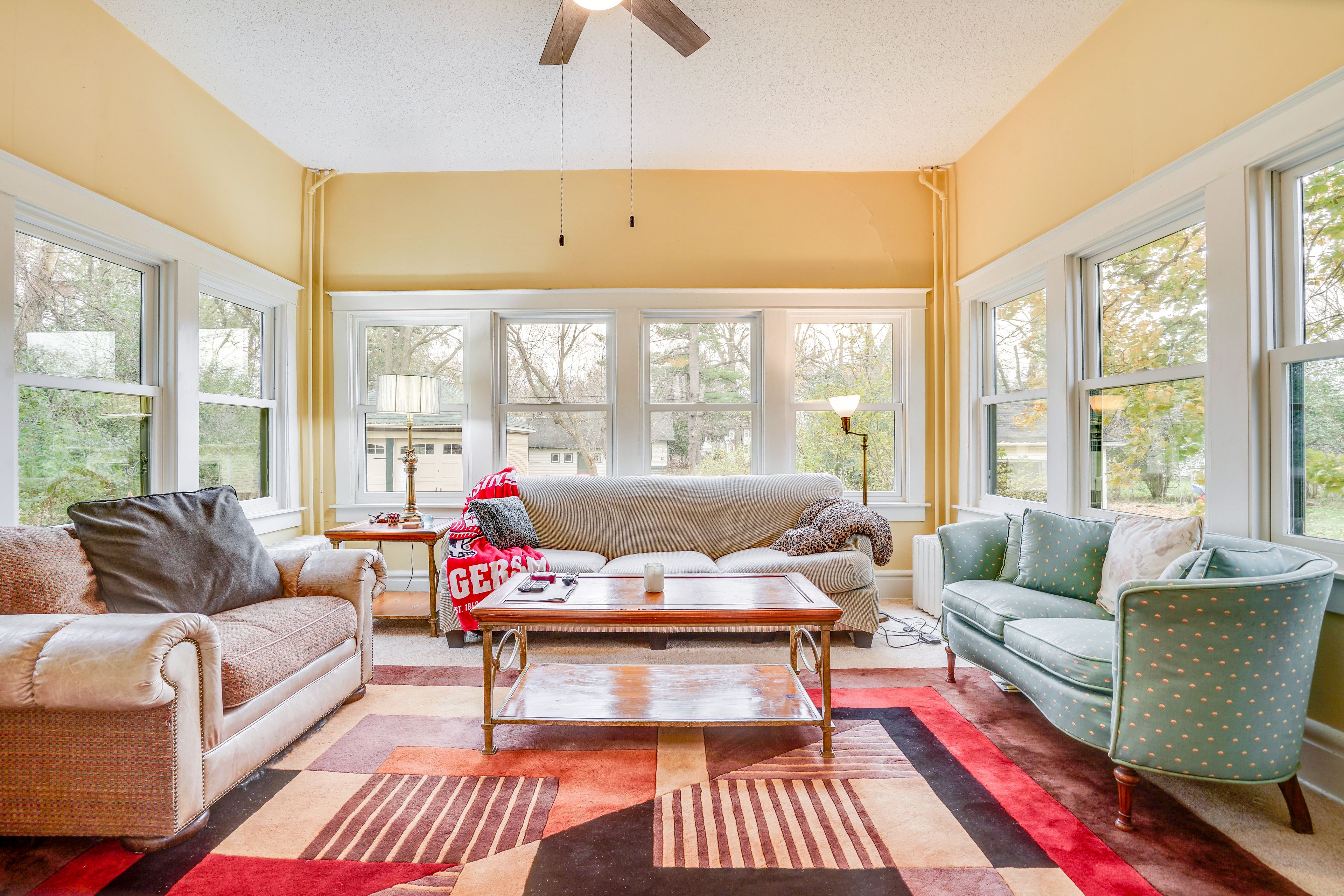 Living Room | Sleeper Sofa | Free WiFi | Smart TVs