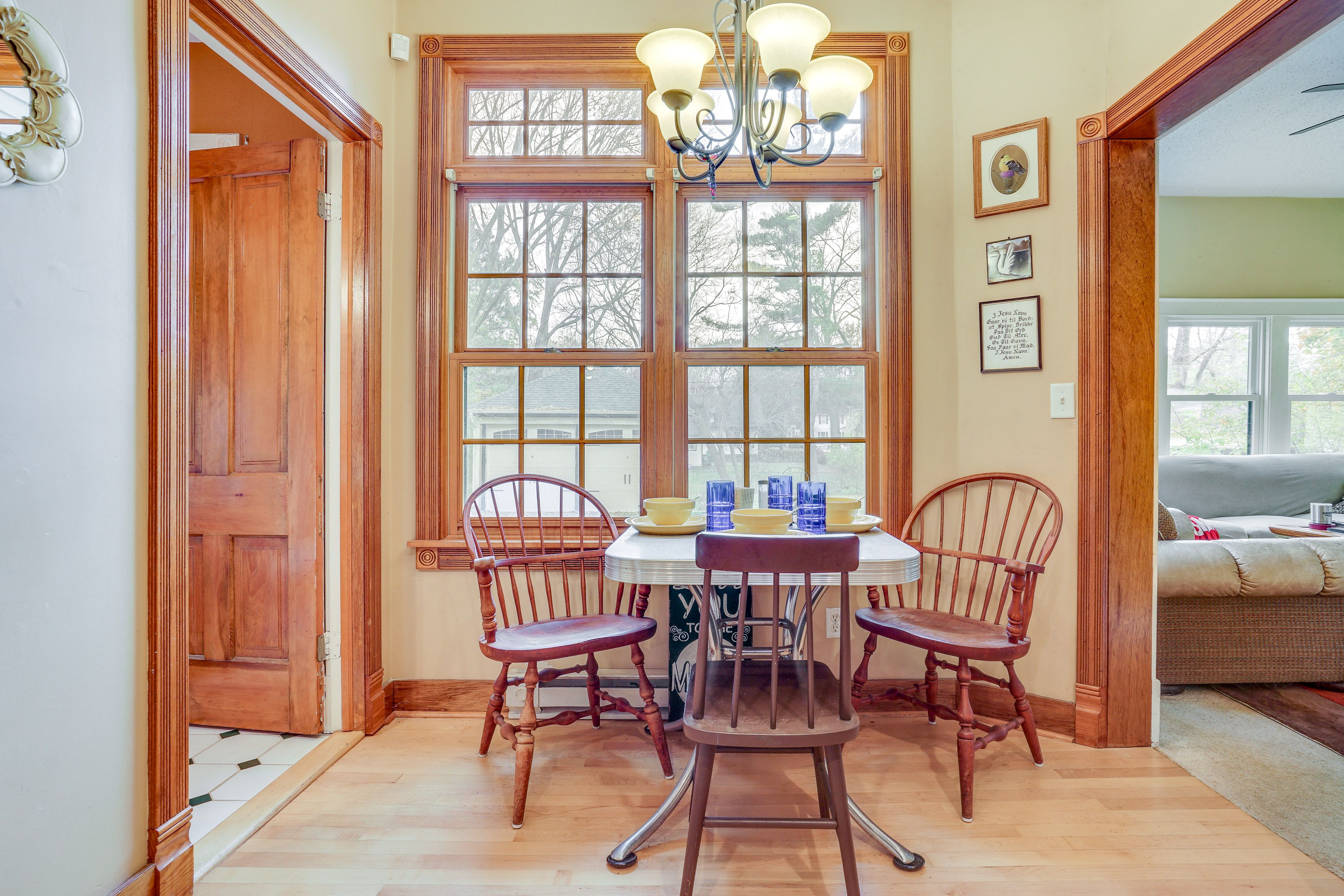 Dining Area | Dishware & Flatware Provided