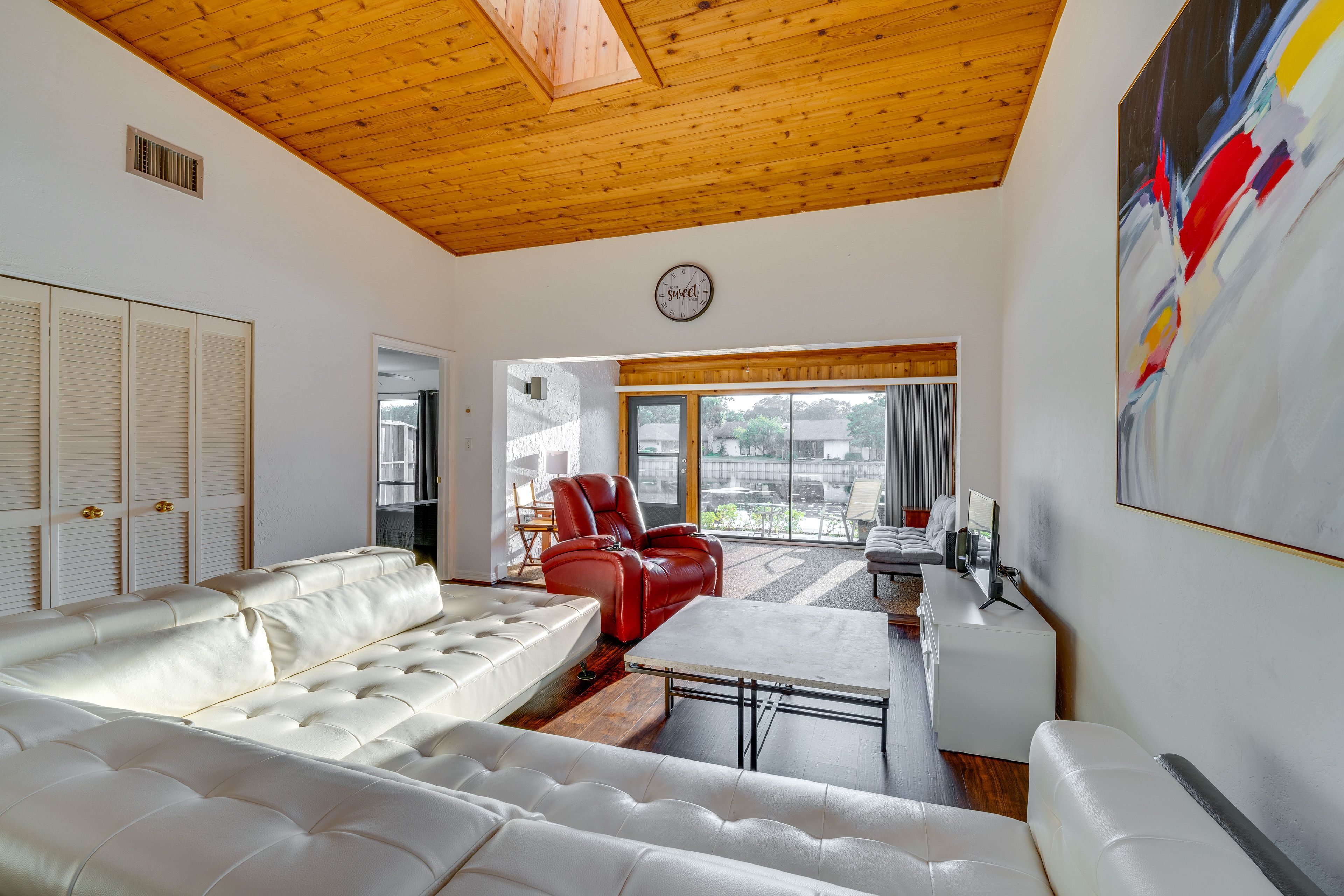 Living Room | Central A/C | Smart TV | Free WiFi