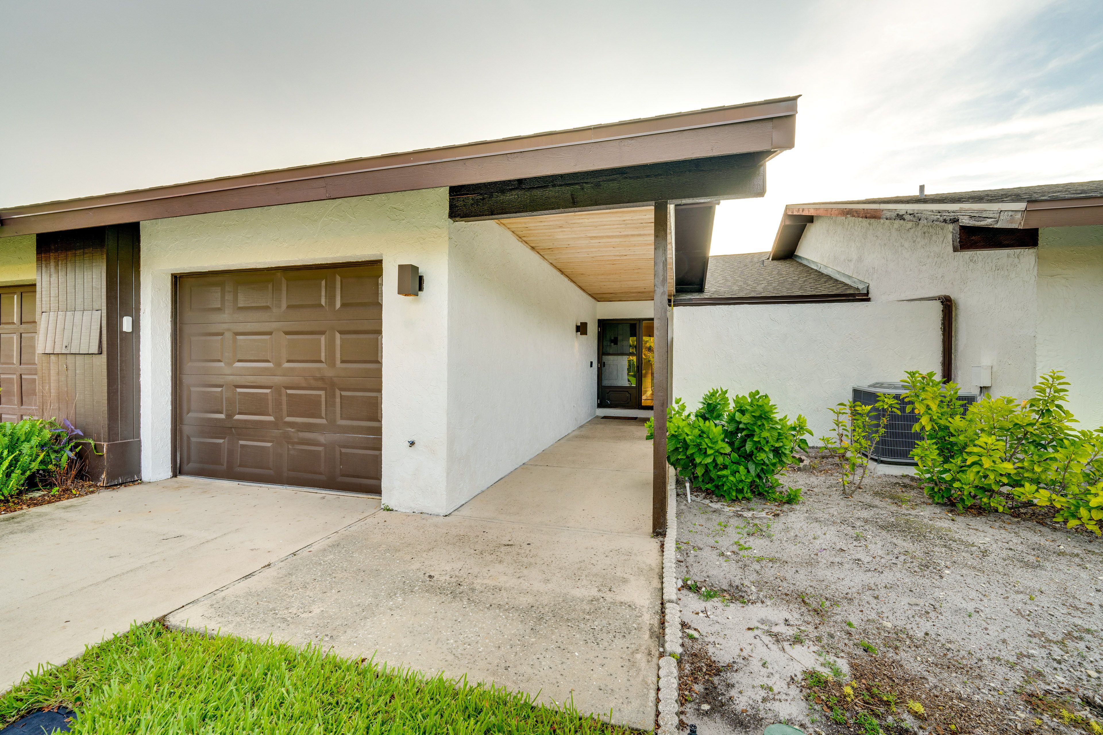 Townhome Exterior | Self Check-In | 16 Mi to LEGOLAND Florida
