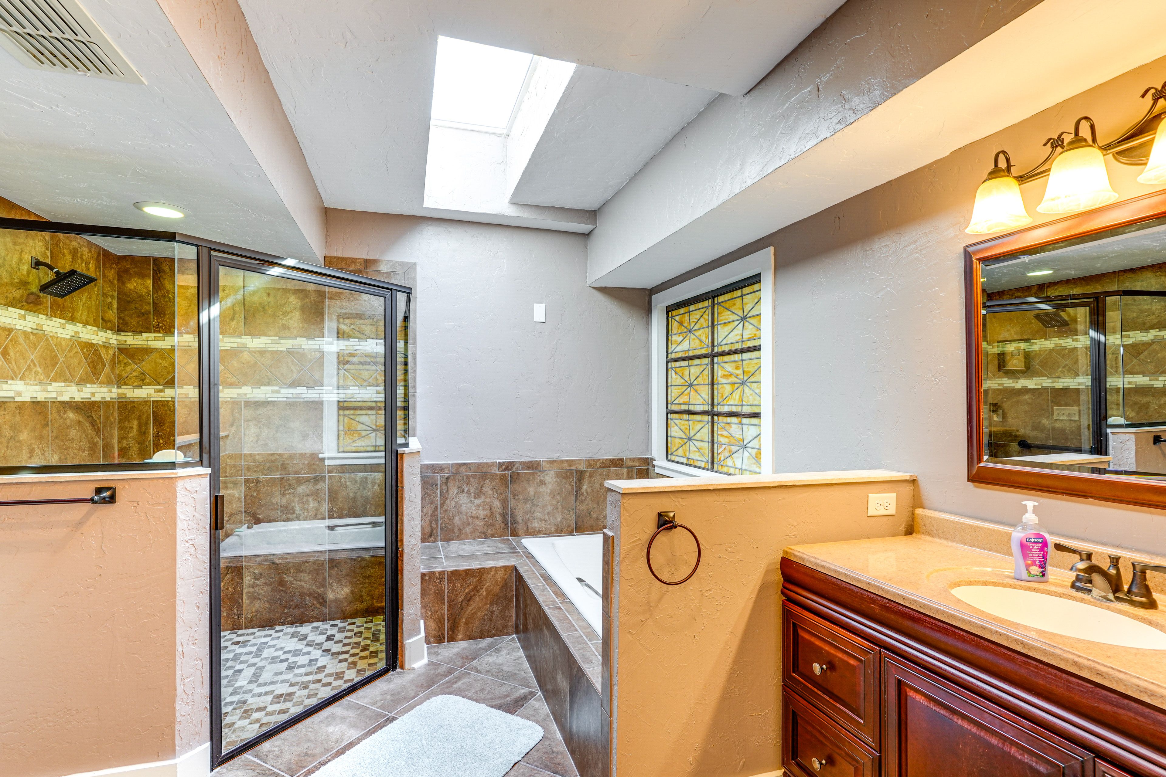 Full Bathroom | Towels Provided