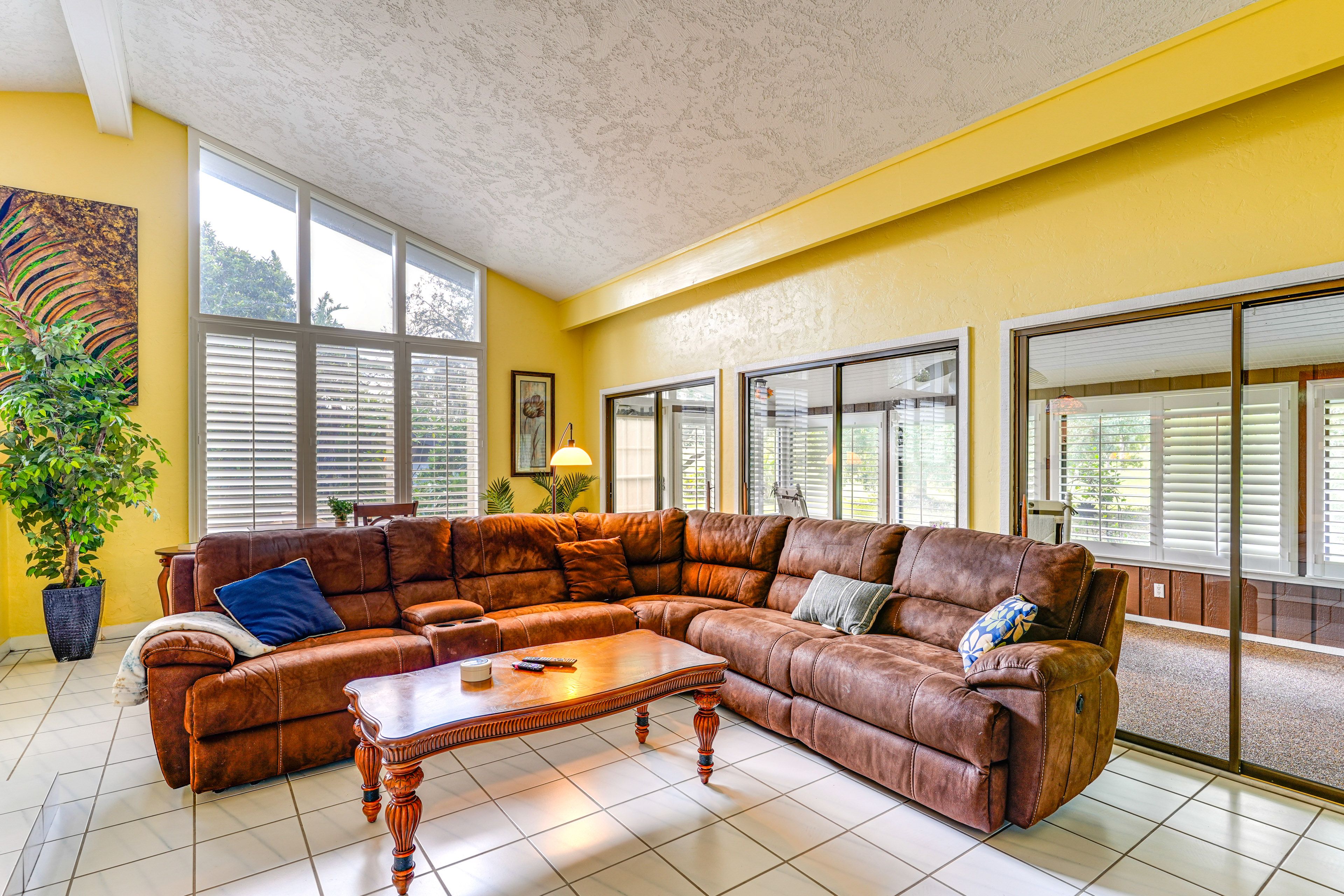Living Area | Smart TV w/ Cable | Laptop Workspace | Free WiFi