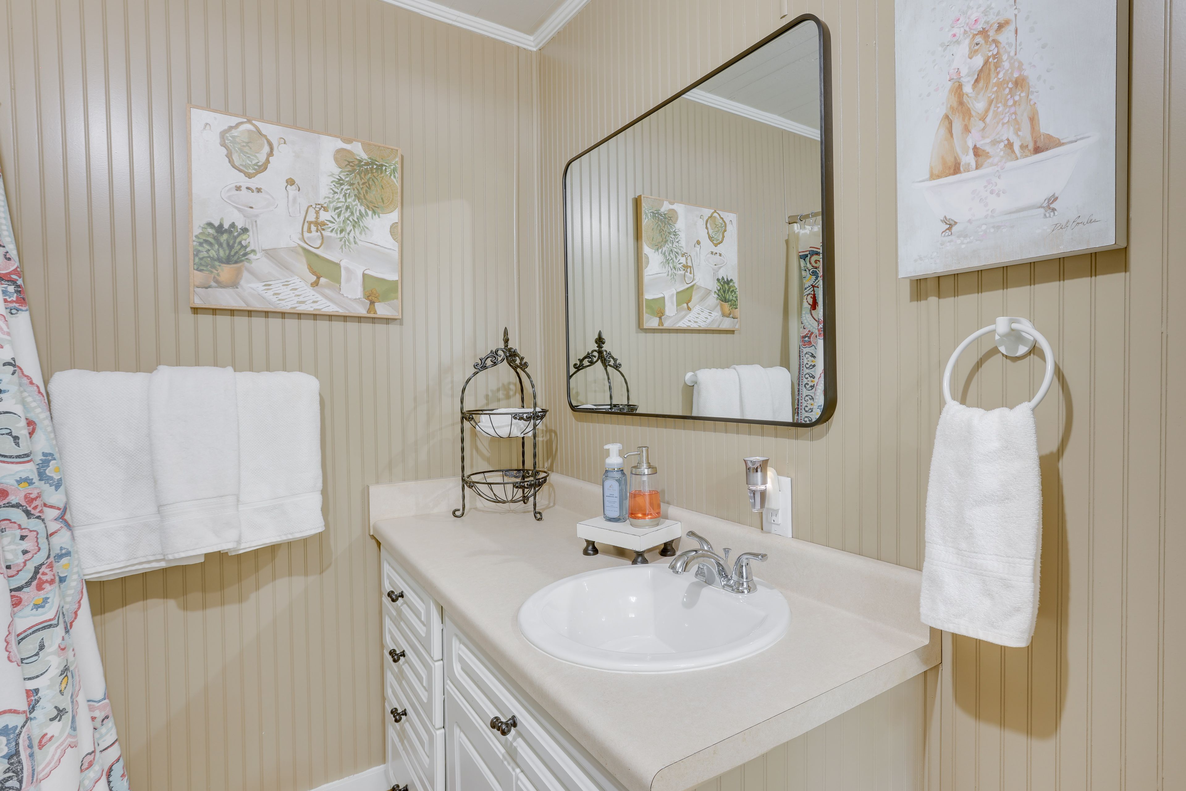 Full Bathroom | Complimentary Toiletries | Towels Provided