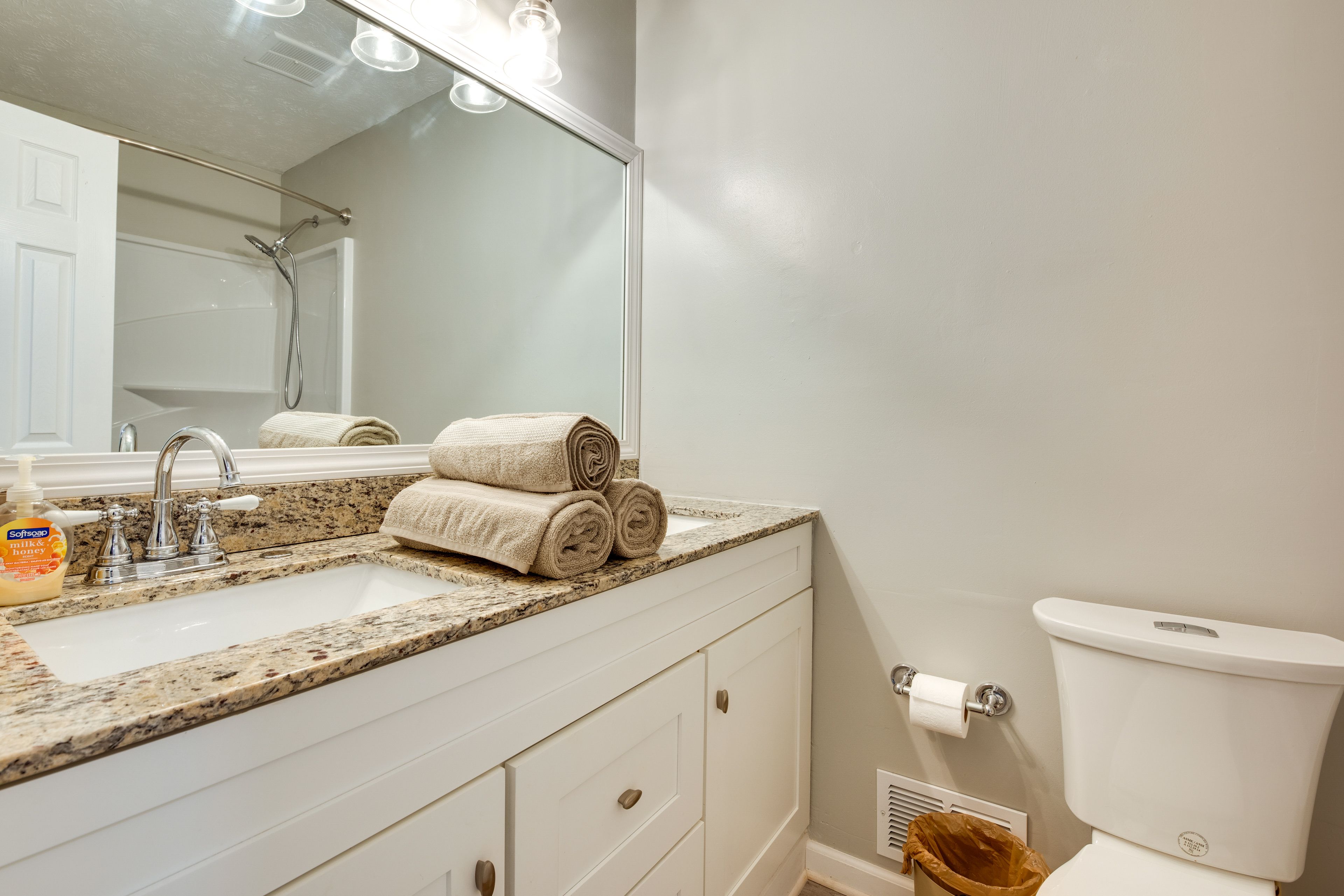Full Bathroom | Upper Level | Towels Provided | Hair Dryer