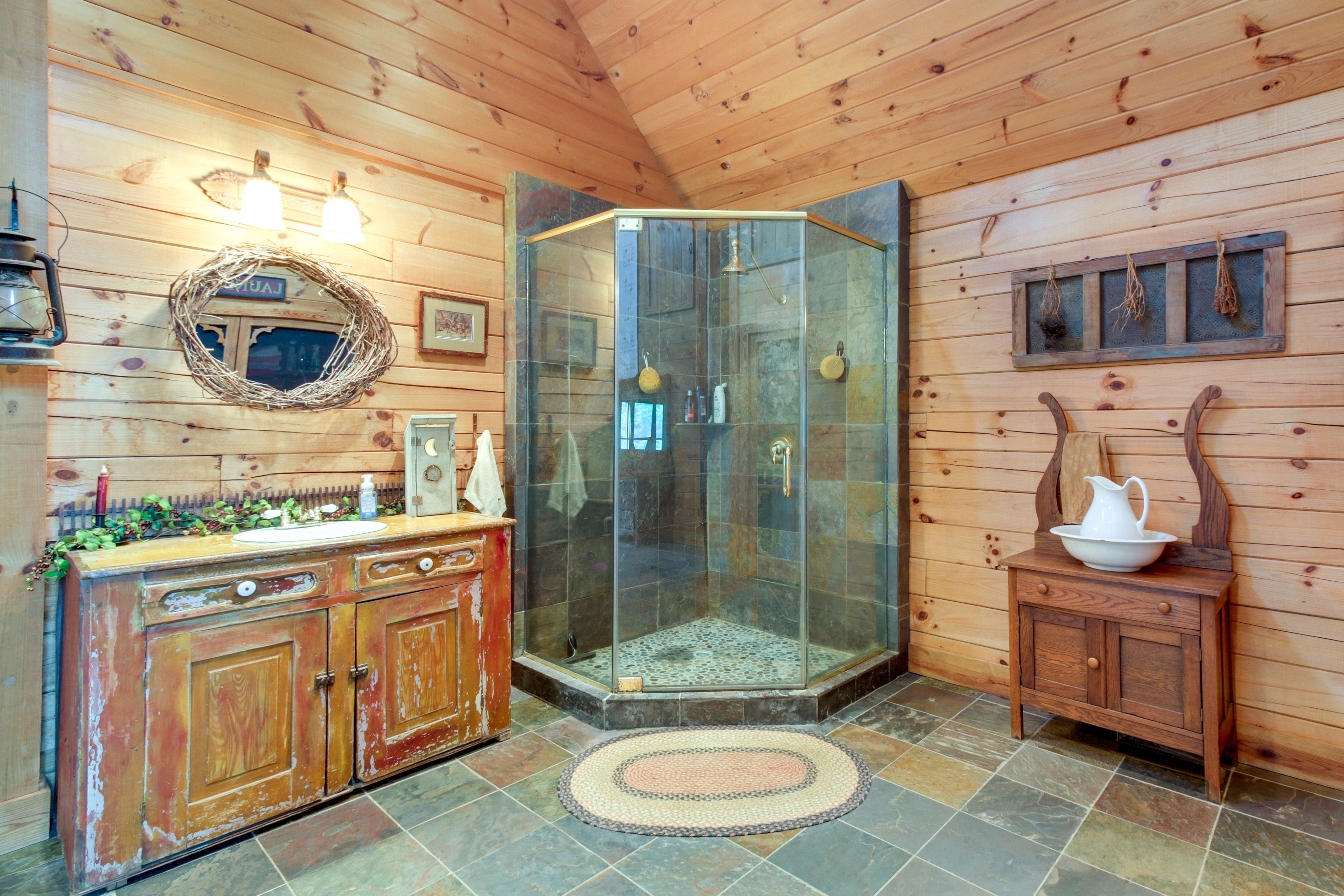 Full Bathroom | Complimentary Toiletries | Towels Provided