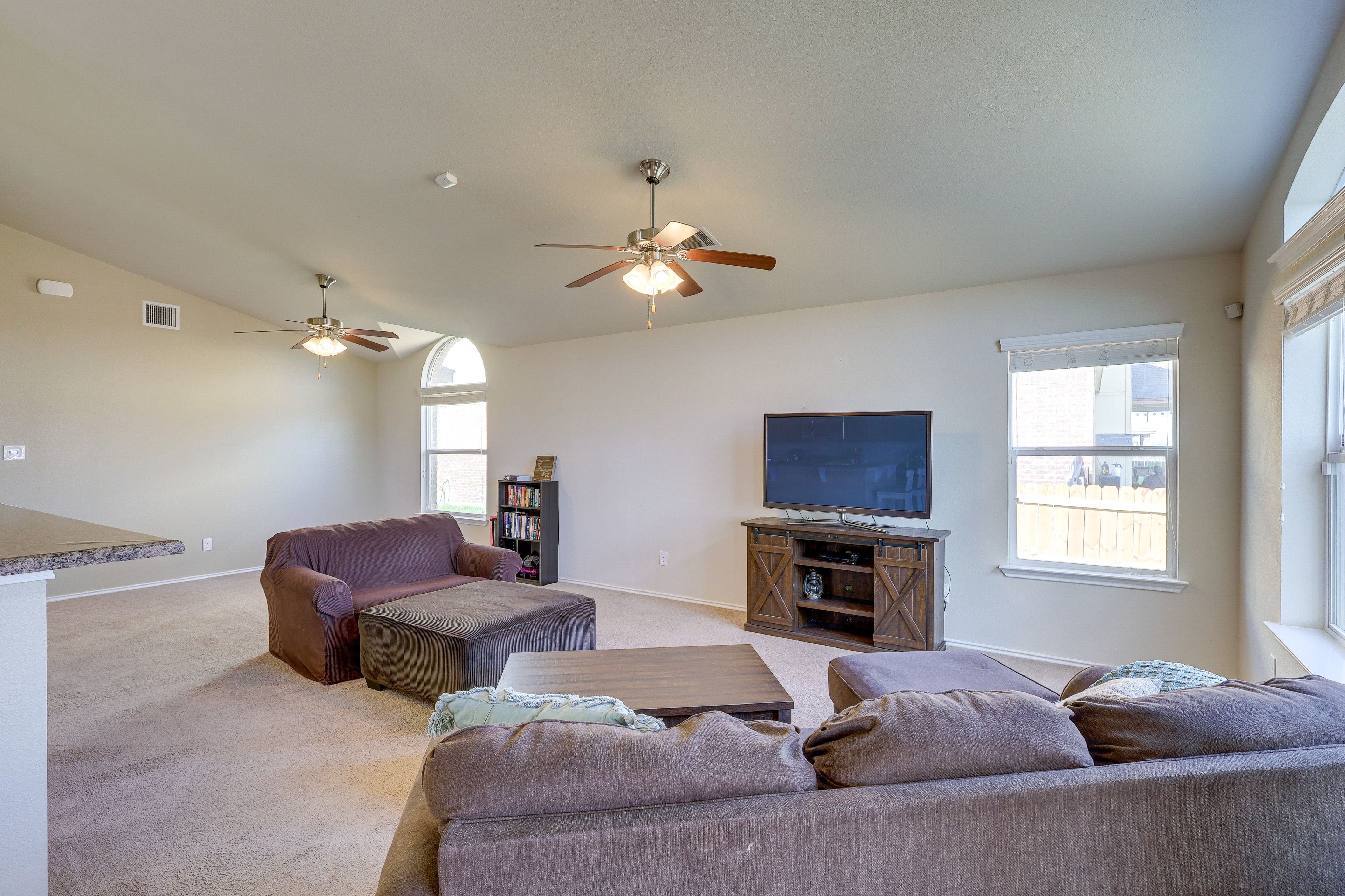 Living Room | Free WiFi | Smart TV | Central A/C & Heating | Twin Sleeper Sofa